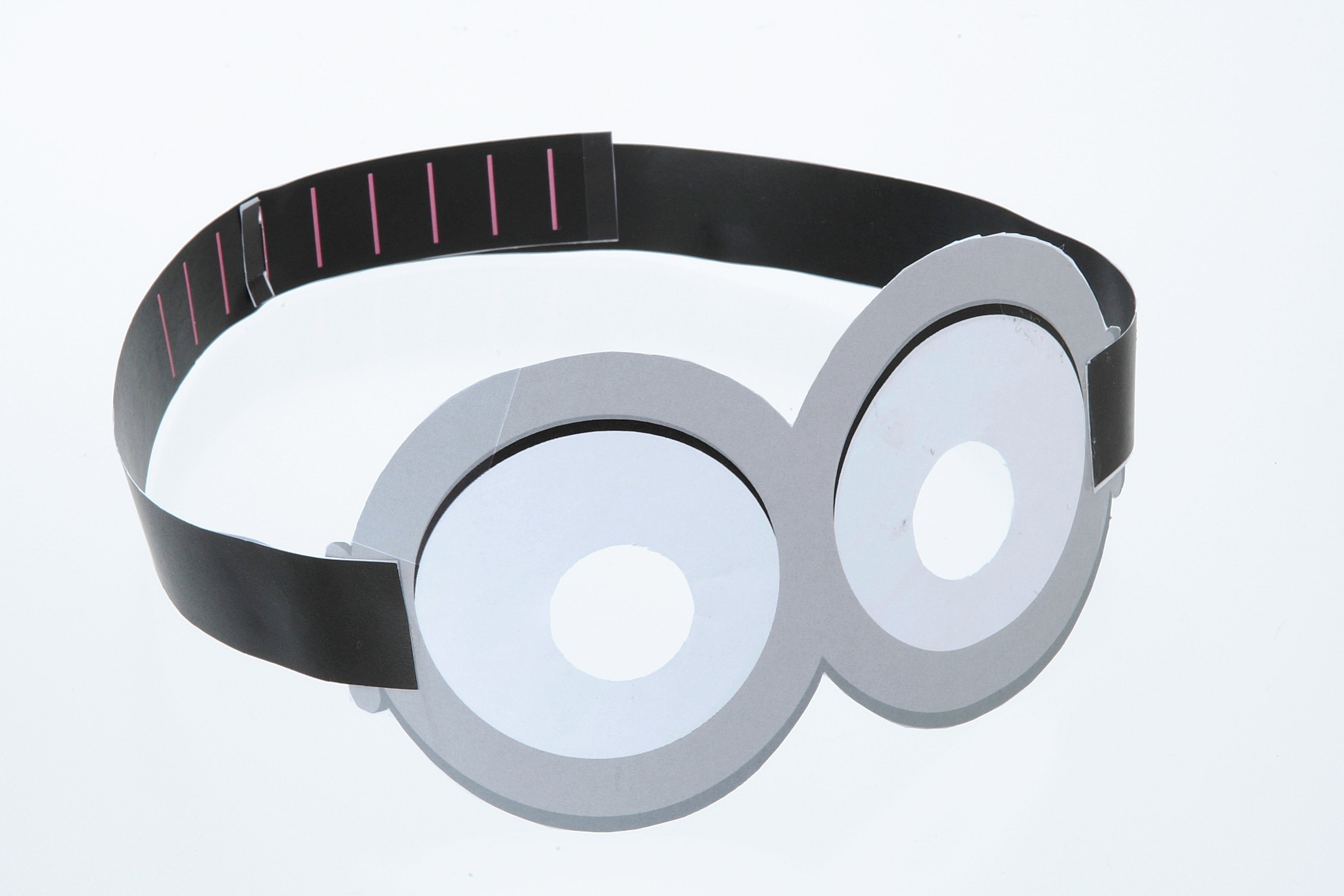 ▲ミニオンになりきって遊べる、紙工作もあります。 ⓒ Universal City Studios LLC. All Rights Reserved.