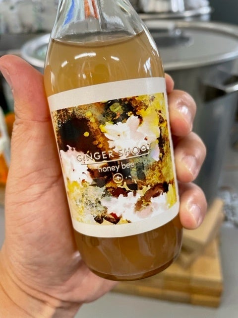 しょうがのむしさんの発酵ジンジャーエール「Ginger Shoot」。「加工」の過程におけるフードロス対策や工夫について学びます。この発酵ジンジャーエールには十色さんの畑で採れるとうがらしが使われています。