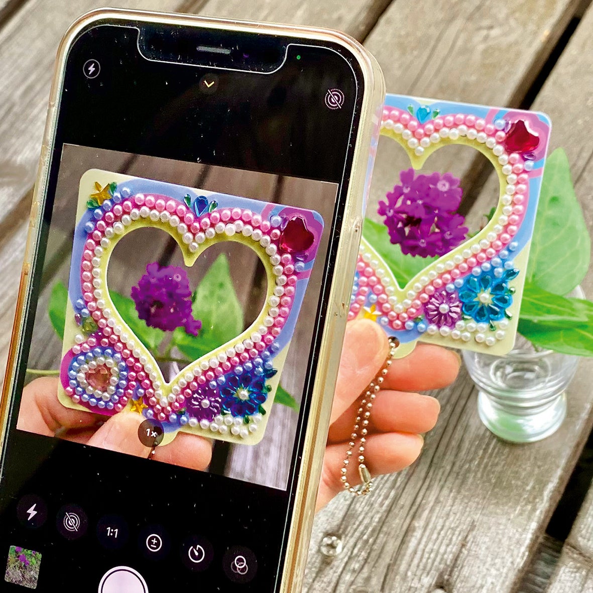 写真を撮るときにデコ枠をつけて撮影できます