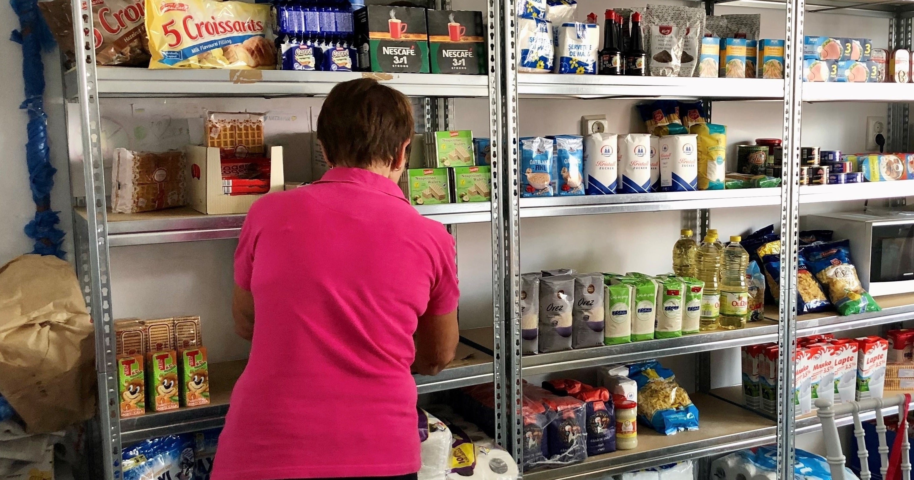 難民支援センターに食料の補充