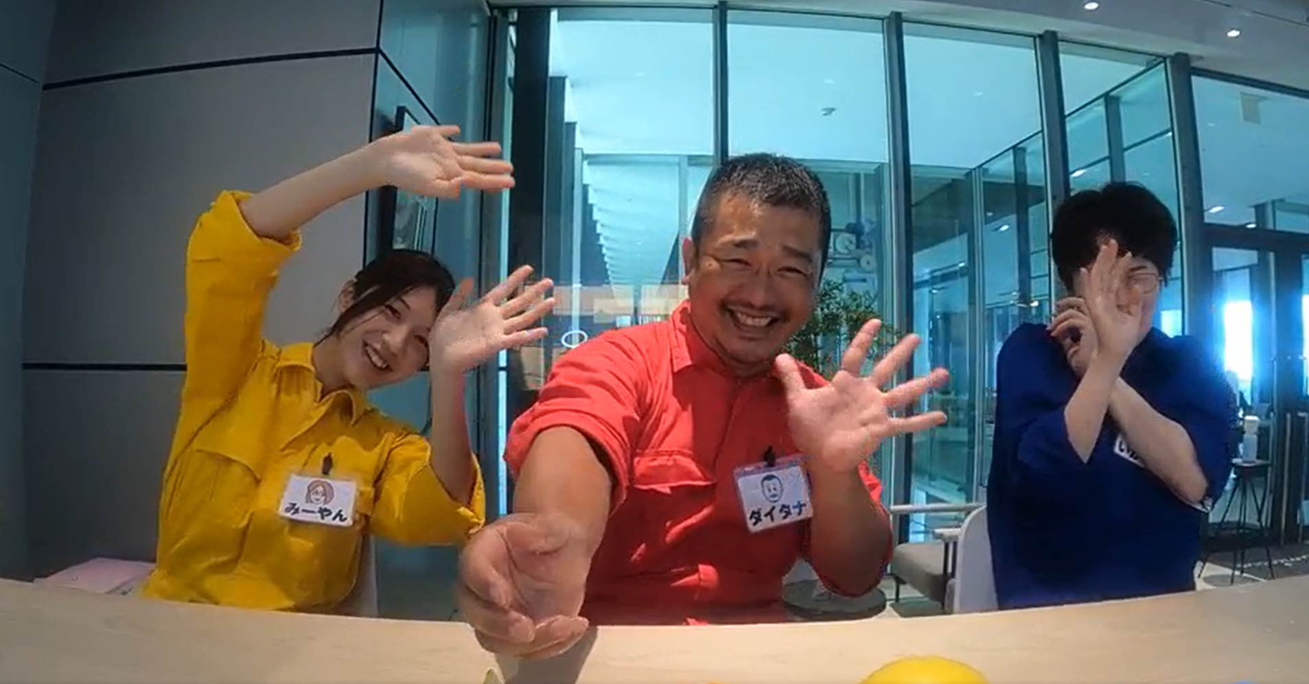 ▲スマホやPCから簡単にアクセスできる「あそぶんだ研究所」では、友だち研究員とおしゃべりしたり、編集部の実験動画を見られたりします。