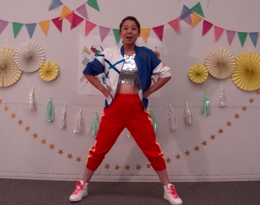 ダンスレッスンの様子。子どもたちは先生に合わせて楽しく身体を動かした