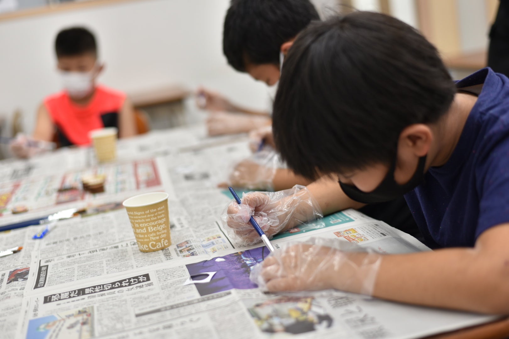 南三陸杉間伐材でSDGsバッジを作る小学生たち