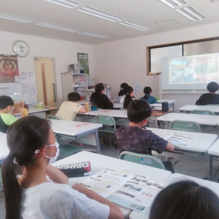 大森氏・佐藤氏の話を熱心に聞く小学生たち