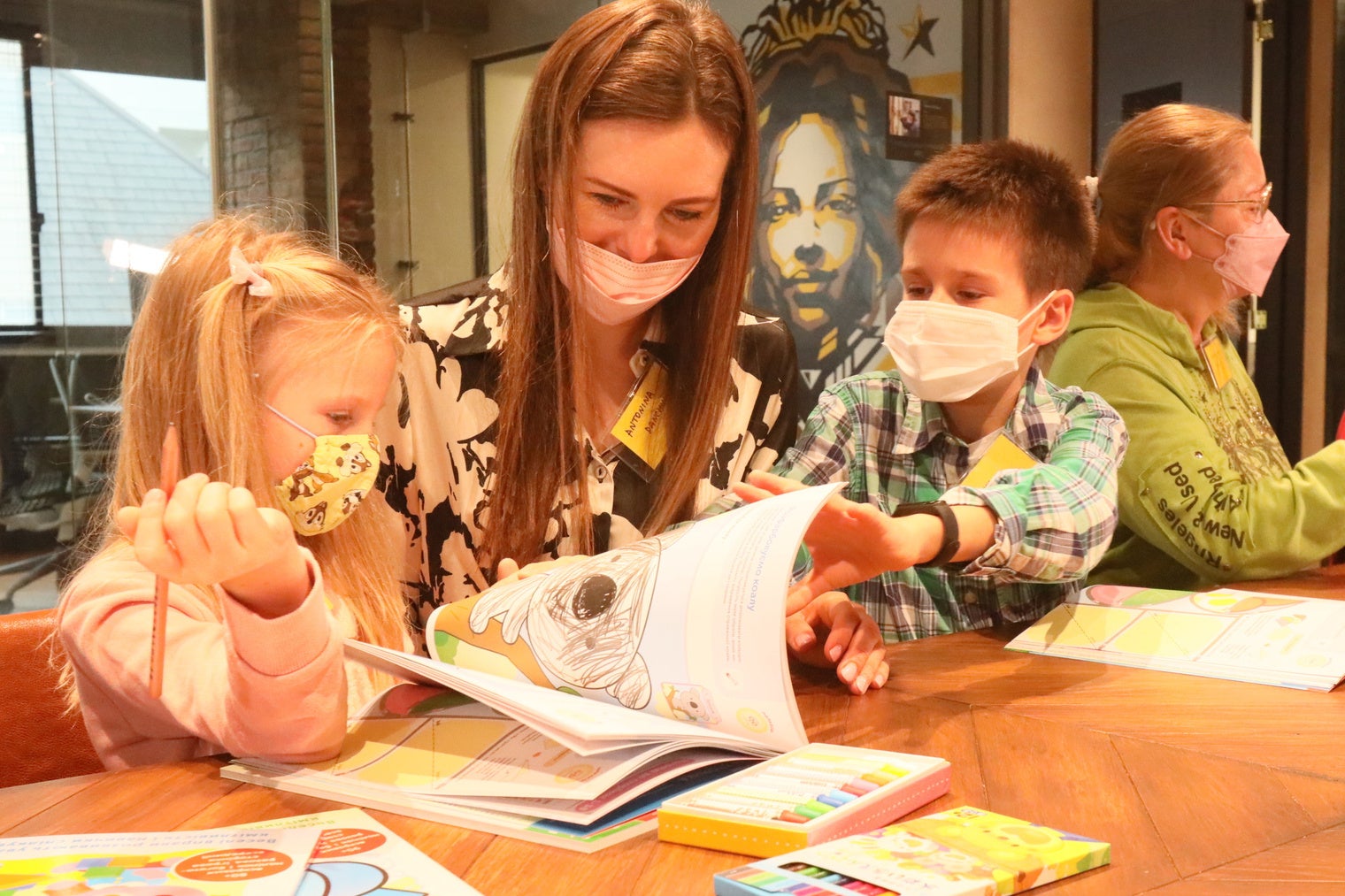 ▲ウクライナ日曜学校「ホロバチョック」で「Play Smart ウクライナ語版」を楽しむ子どもたち