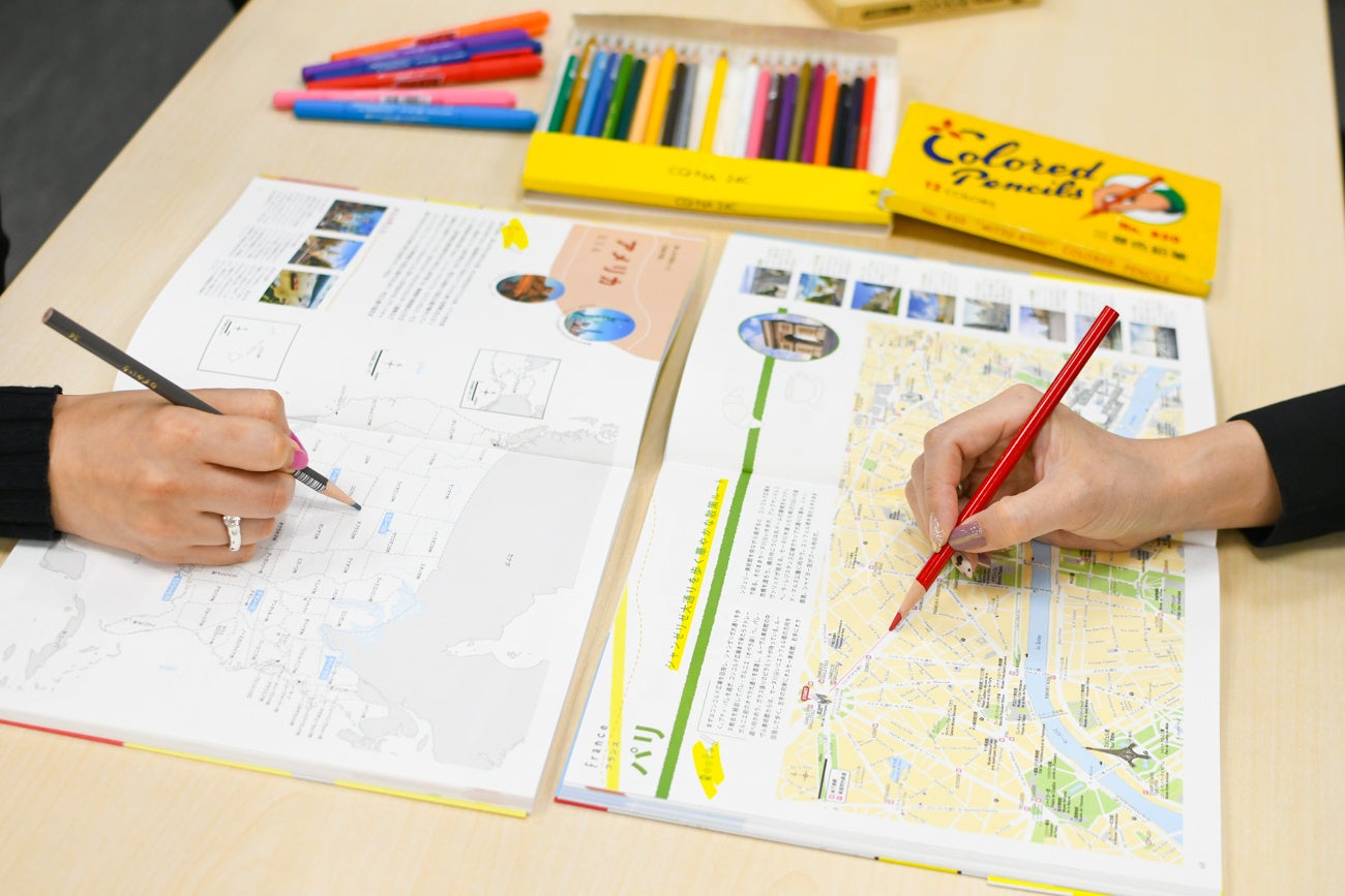 大判でなぞりやすく、旅と絡めた解説で地理が覚えやすい！