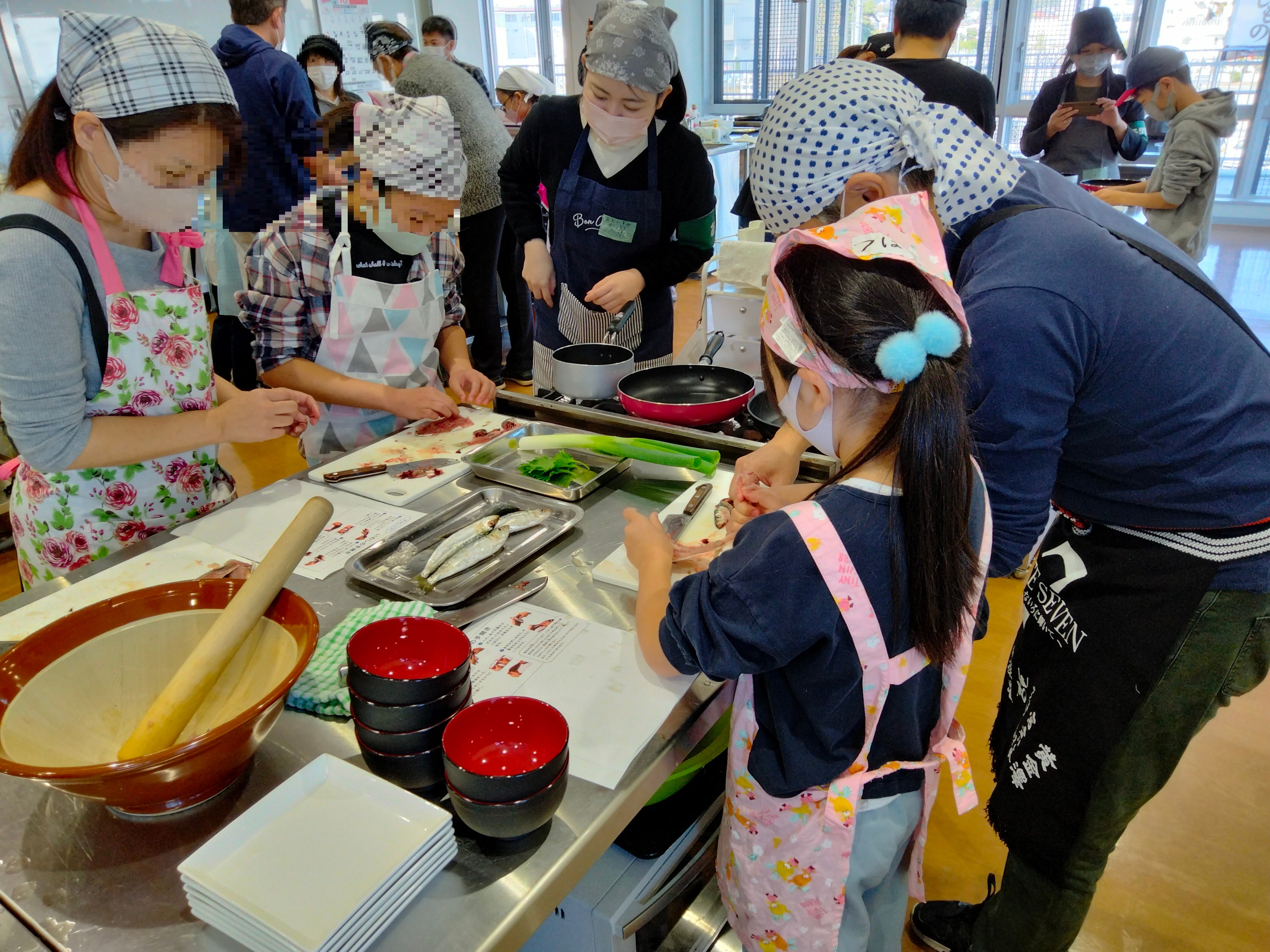 塩竈市魚市場で開催した親子でいわし手開き の様子