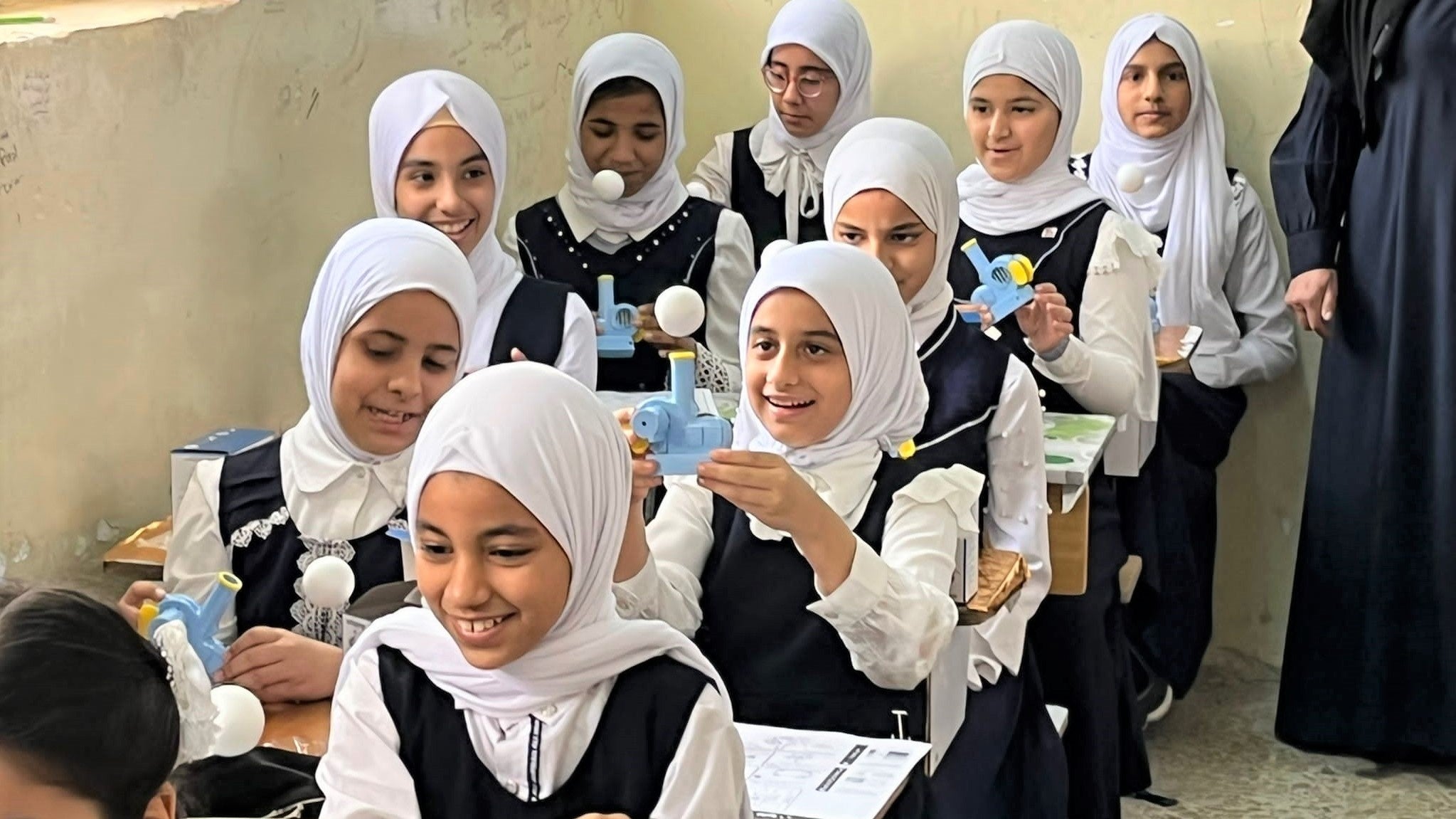 イラクの公立小学校にて「学研科学実験教室」で学ぶ子どもたち