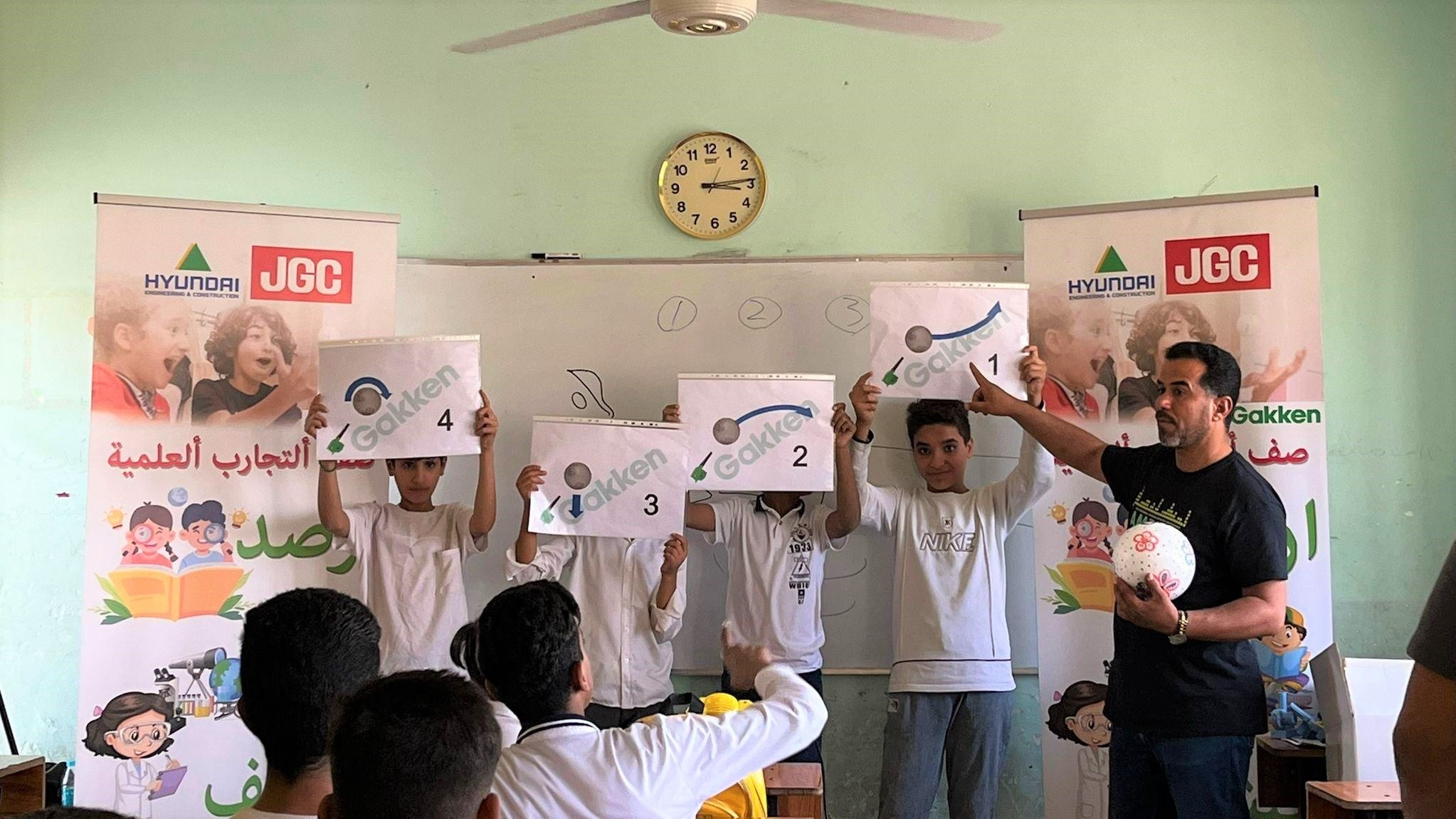 科学実験教室を行うイラクの現地教員