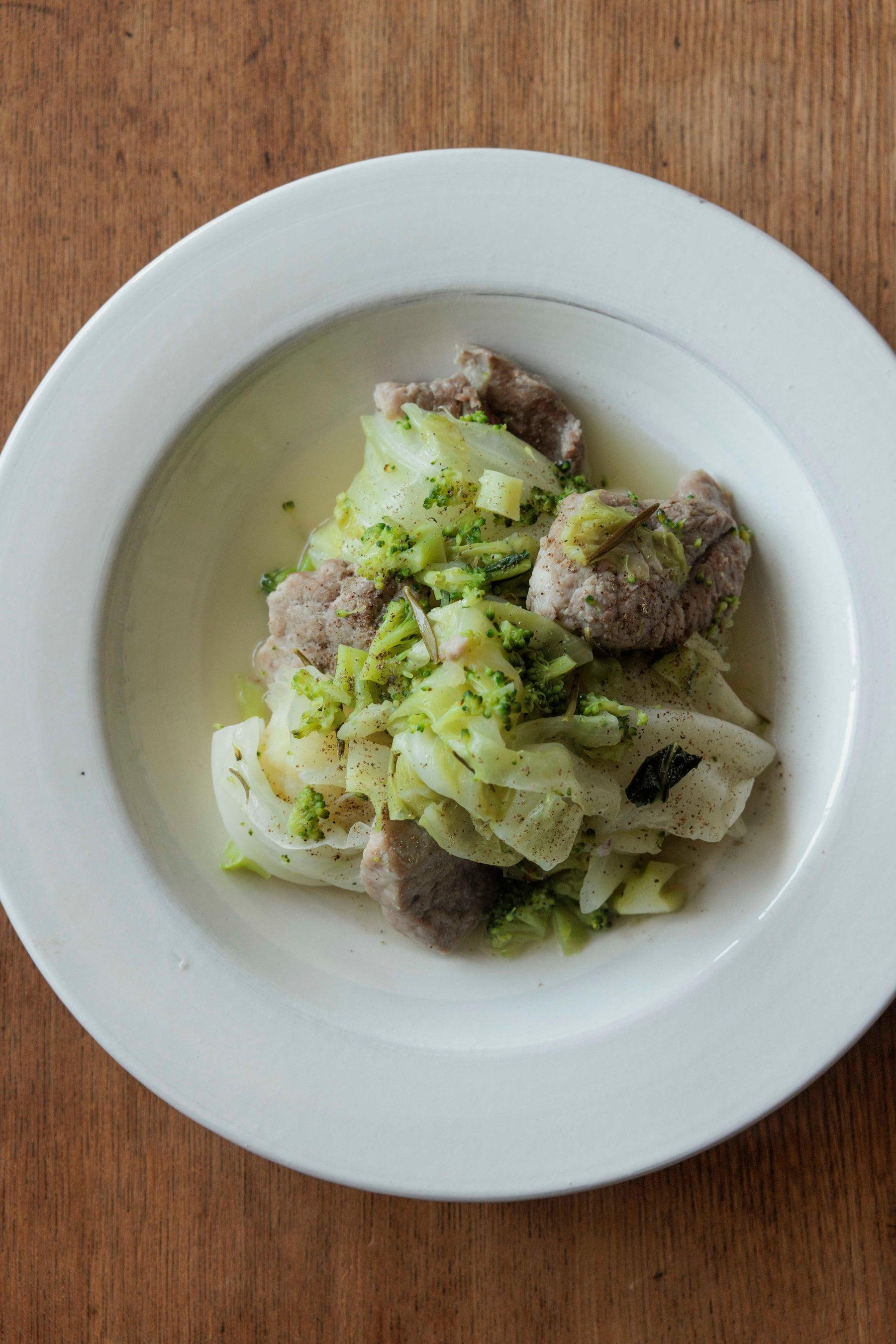 豚肉とキャベツ、ブロッコリーの煮込み