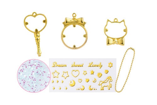 ▲ゴールドのフレーム（ステッキ、懐中時計、ネコ　各２個）やシール、ボールチェーン（２個）つき。