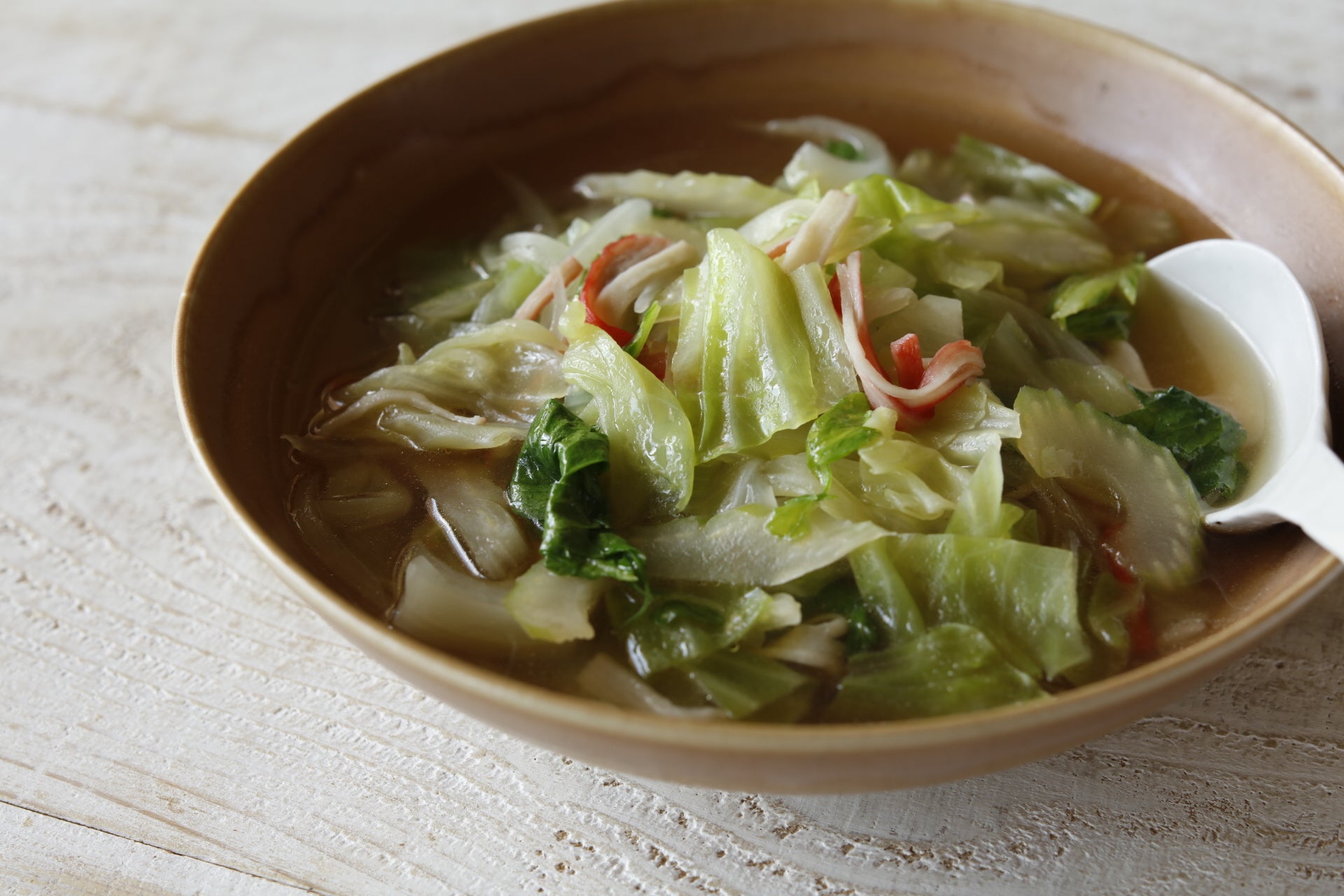 キャベツとセロリ、かにかまの中華スープ
