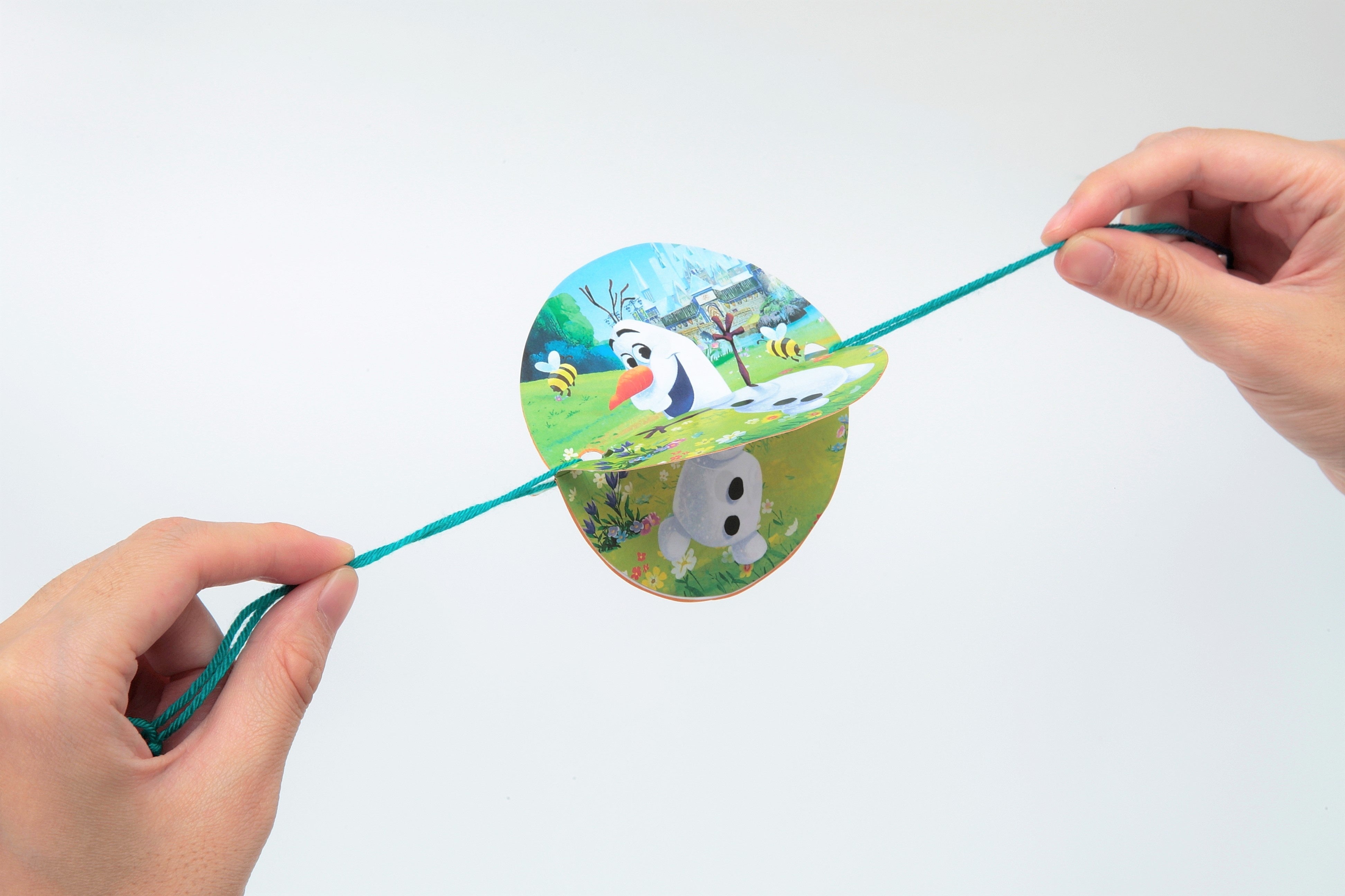 ▲くるくる回すとオラフがハチを追いかけます！© Disney