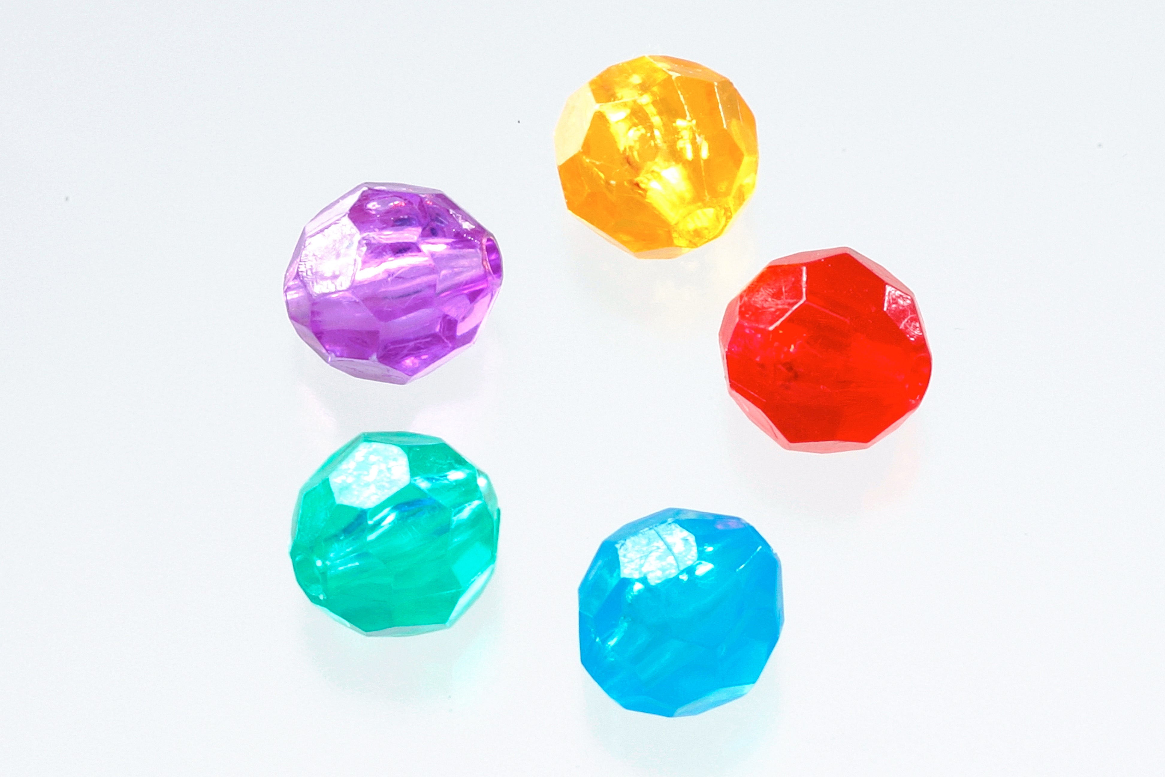 ▲５色のカラフルなジュエル。レバーを回すところんと出てきて、うらないやボードゲームであそべます♪© Disney