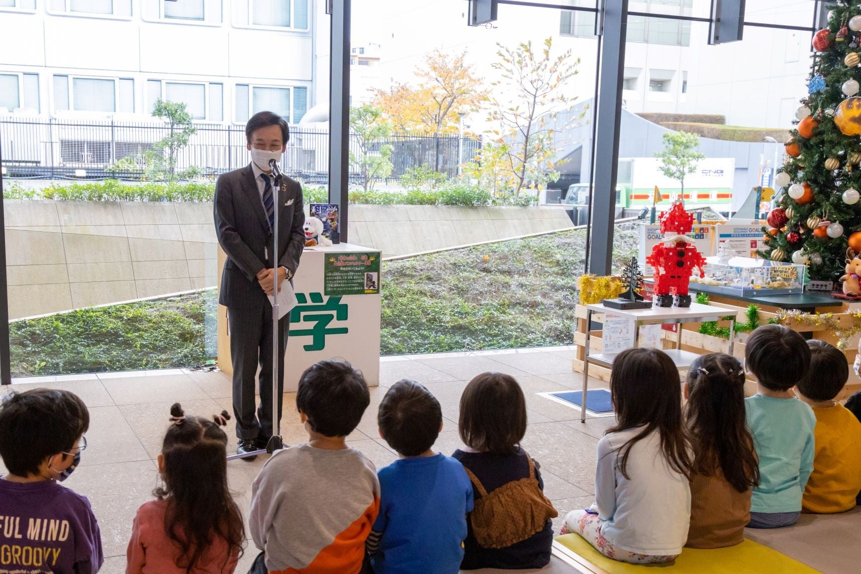 点灯式冒頭、「これからみんなで作ったツリーを紹介します。これからも風邪を引かずに元気に過ごしてくださいね」と挨拶する宮原博昭社長。点灯式に参加したGakkenこどもえんの園児たちも大きな声で「はーい」と返事し、ほのぼのとしたいい空気が流れた。