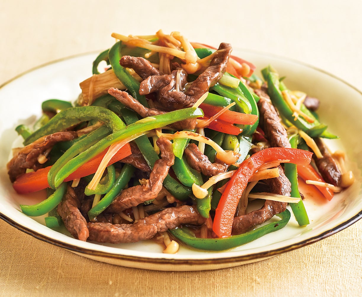 ▲チンジャオロースーは、食物繊維たっぷりのえのきたけでボリュームアップ【最新改訂版　千葉大学医学部附属病院が教える毎日おいしいコレステロール・中性脂肪対策レシピ320】より