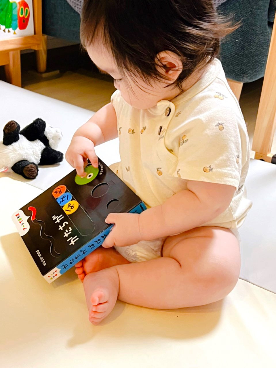 ▲絵本を傾けたり、指で動かしたり。色や音、感触で楽しめます。