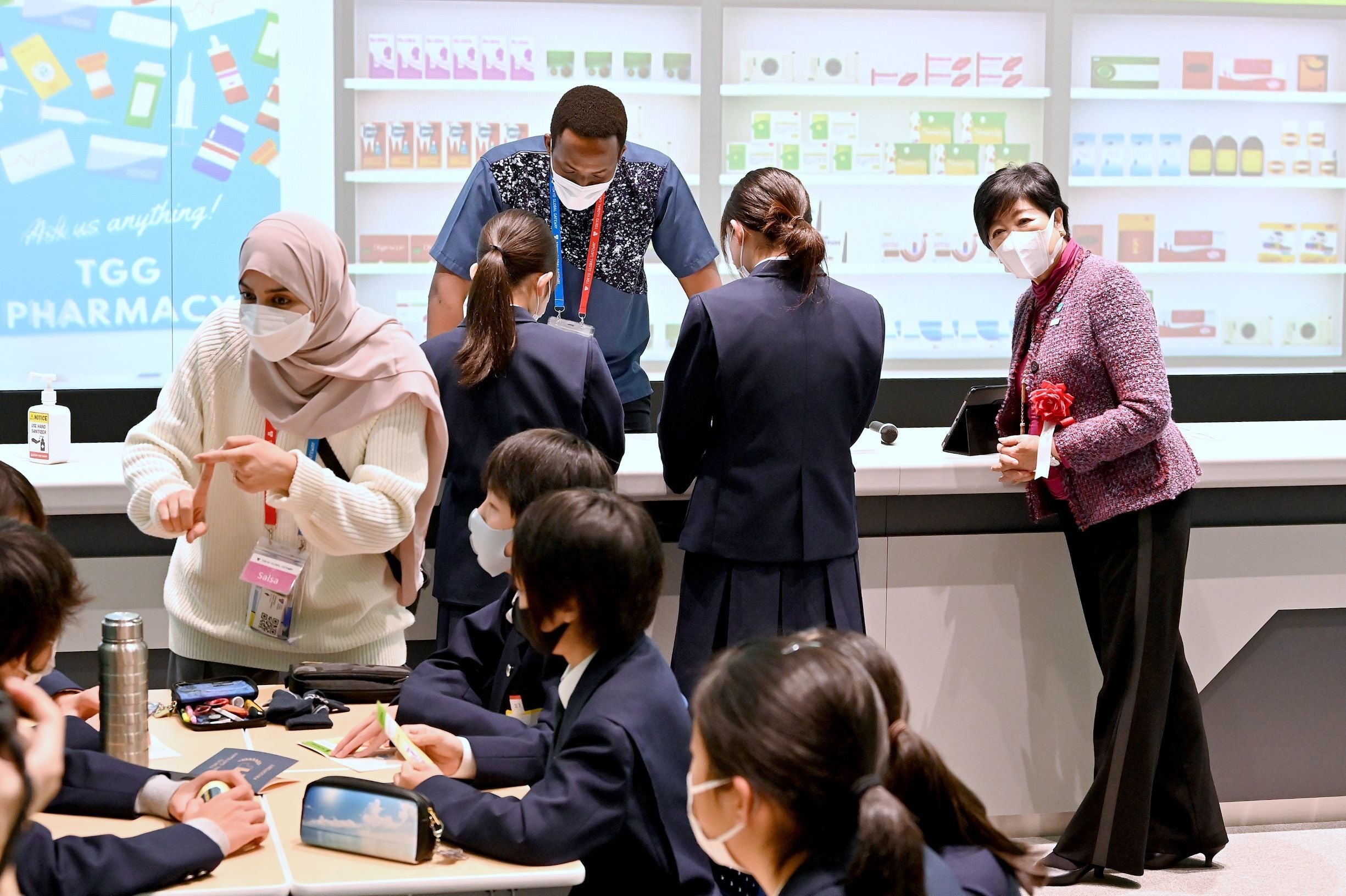 ＜プログラムを体験する生徒の様子を見学する小池都知事＞写真　東京都提供