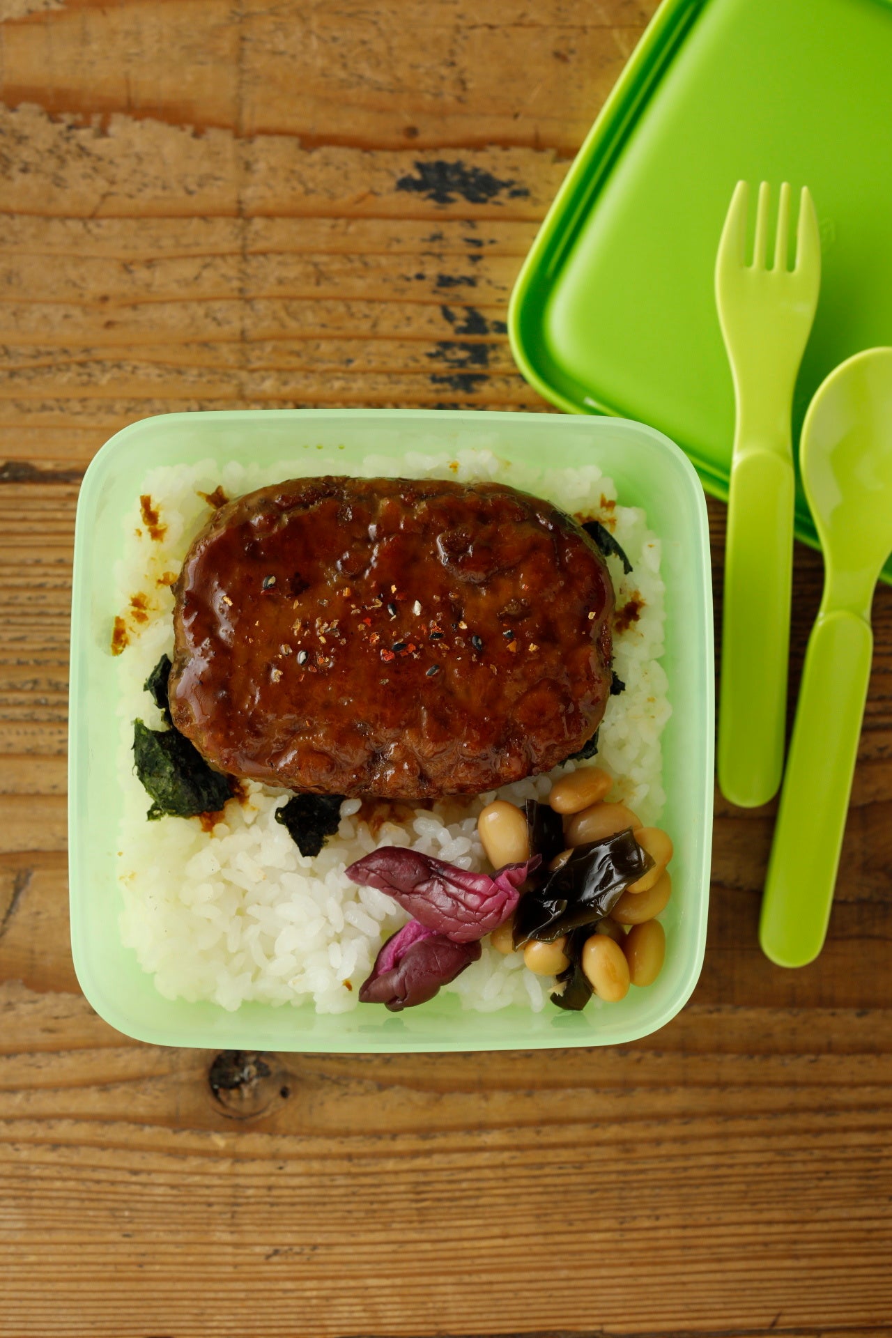 ▲マジで時間がない日は、チルド食品に味つけしてのせるだけでも