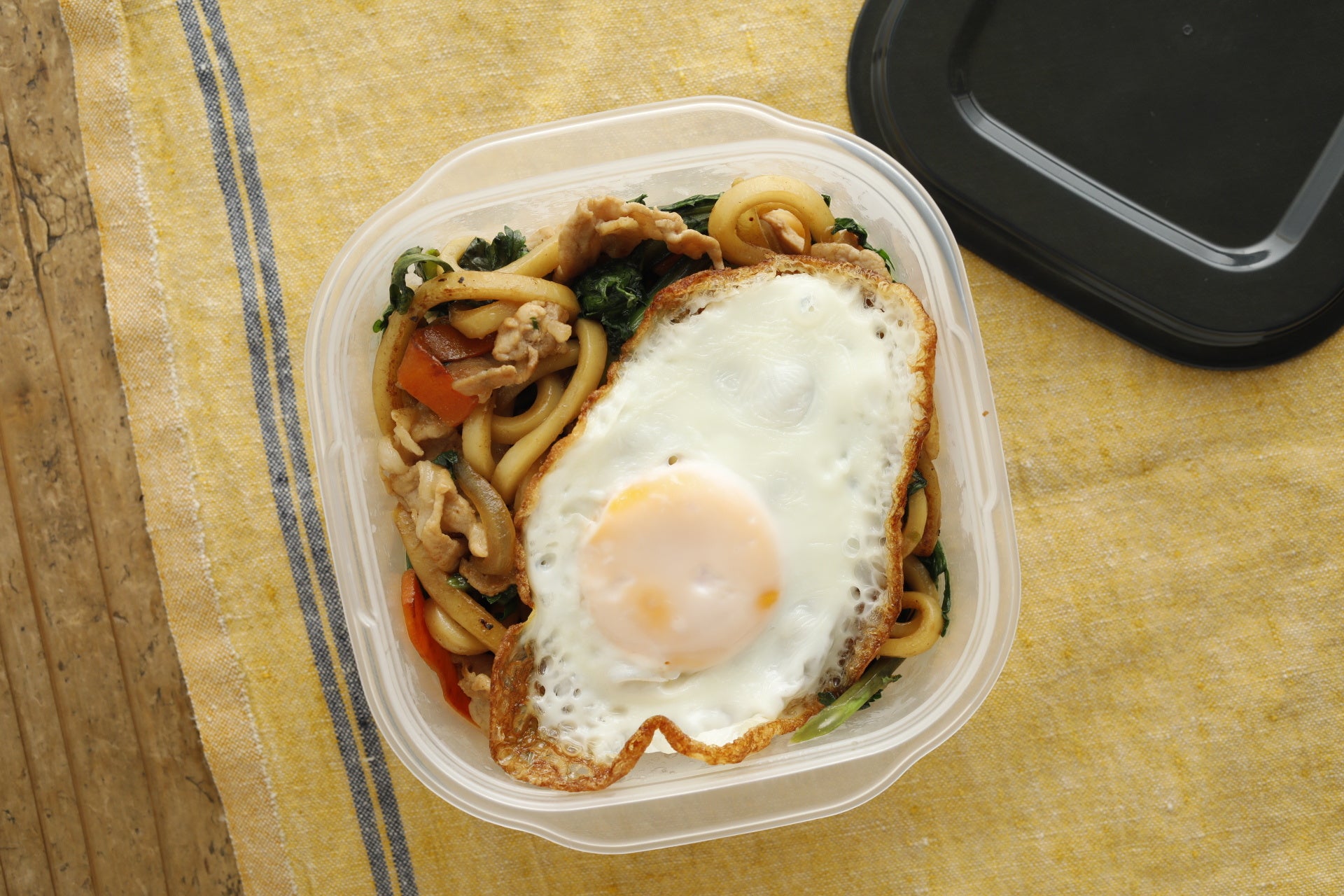 ▲焼うどんを詰めて、目玉焼きをON！おしょうゆ味が香ばしい！