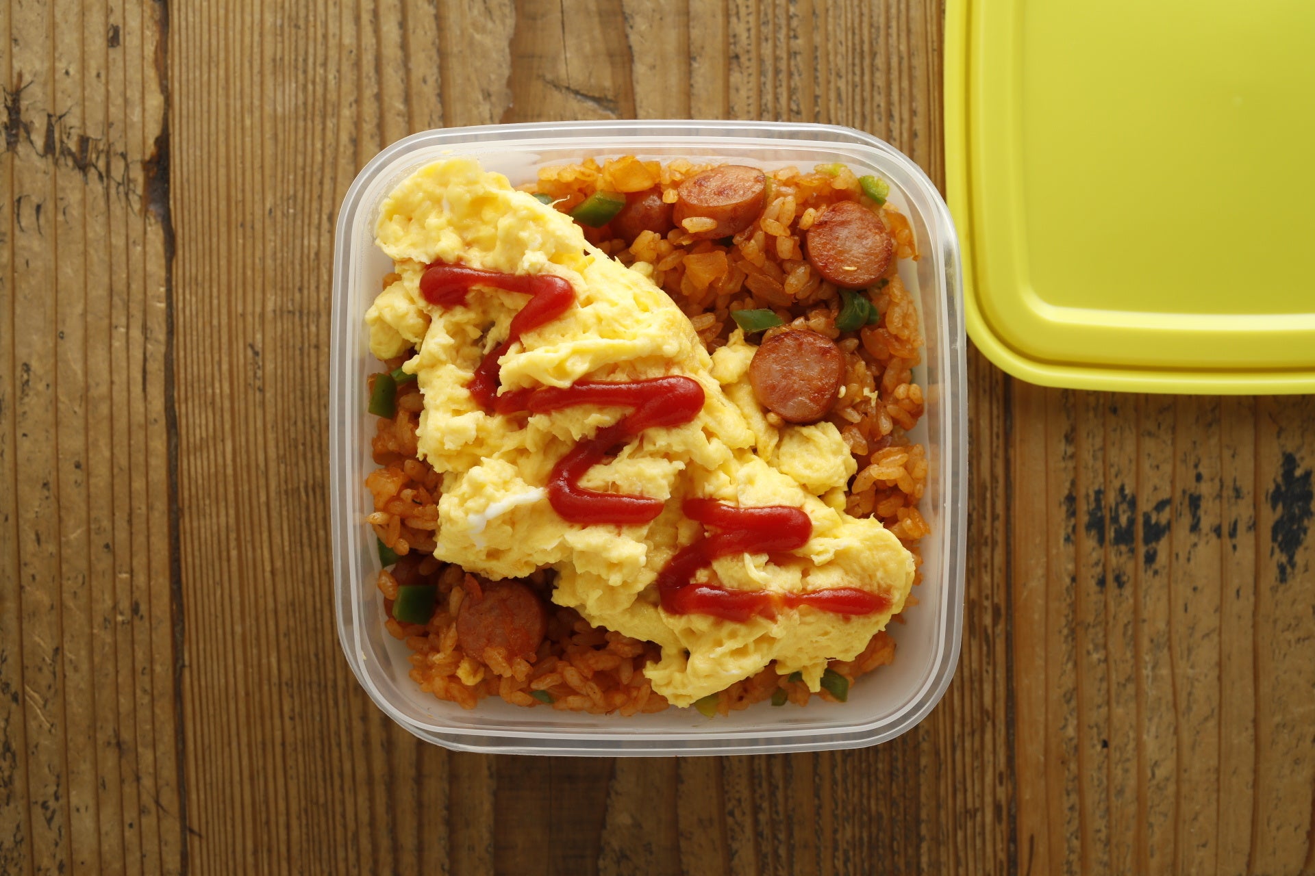 ▲オムライス弁当は、薄焼き卵で包まなくていいんです。ケチャップライスを炒めたら、同じフライパンでざっくりとオムレツを焼いてのっけるだけ