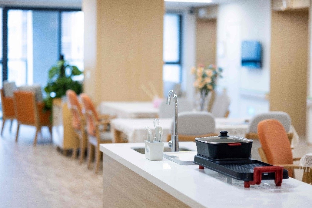 【調理用キッチン】生活リズムを作り、残存機能を最大限に引き出すため各ユニットに調理用キッチンを設置