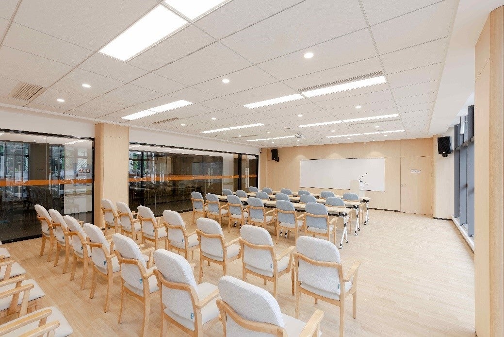 【多目的ルーム】外光もさす地下には研修・専門会議・イベントを開催する多目的ルームを設置