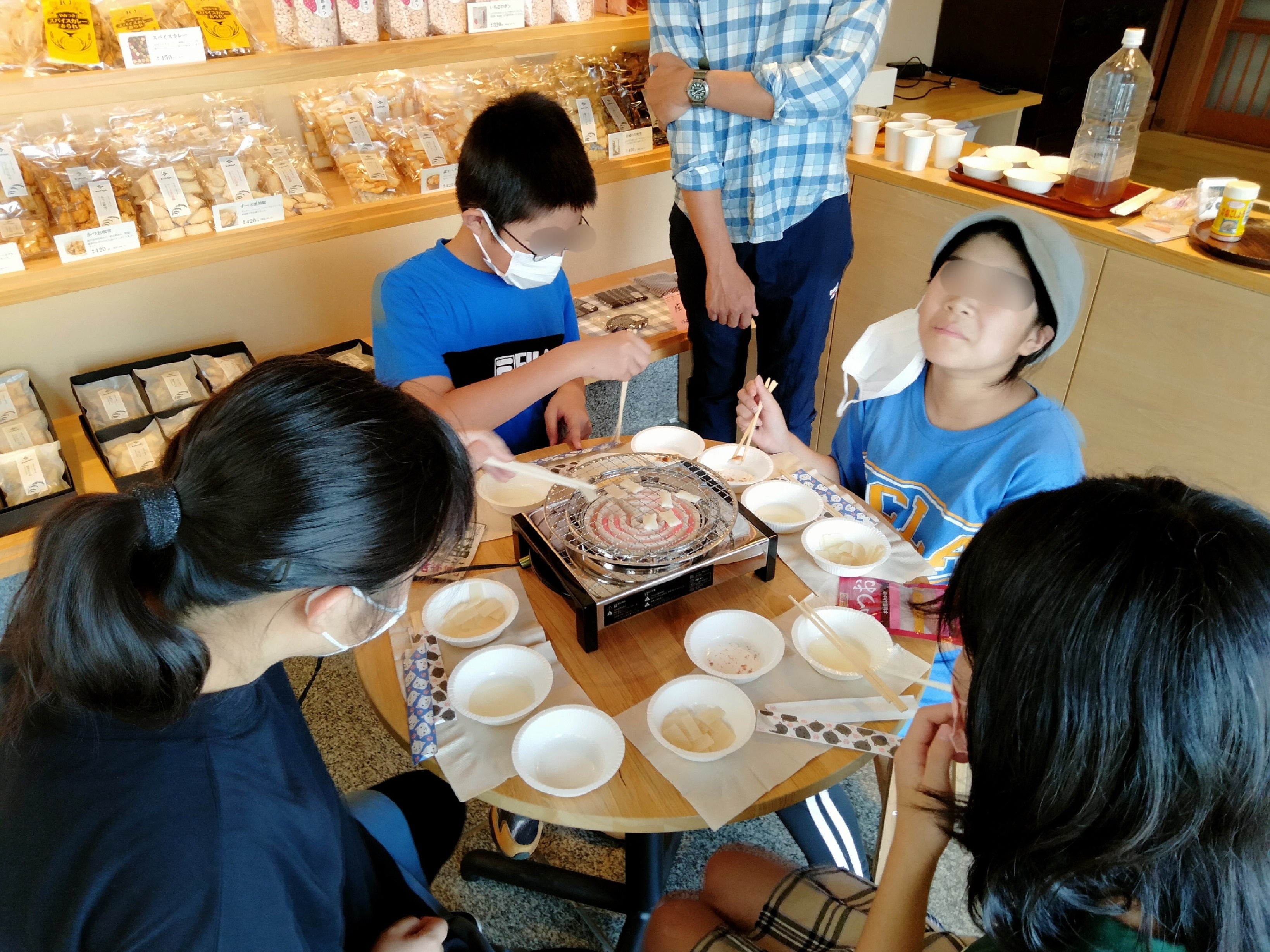 みやぎのあられ様でのあられ手焼きを体験する参加児童たち