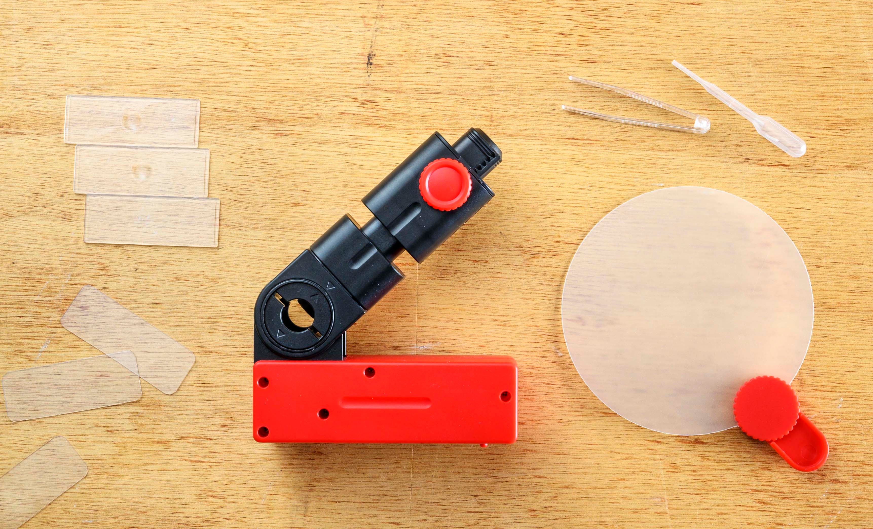 ▲キットには顕微鏡だけでなく、ミクロの世界の発見探しを手伝ってくれる道具が入っています！