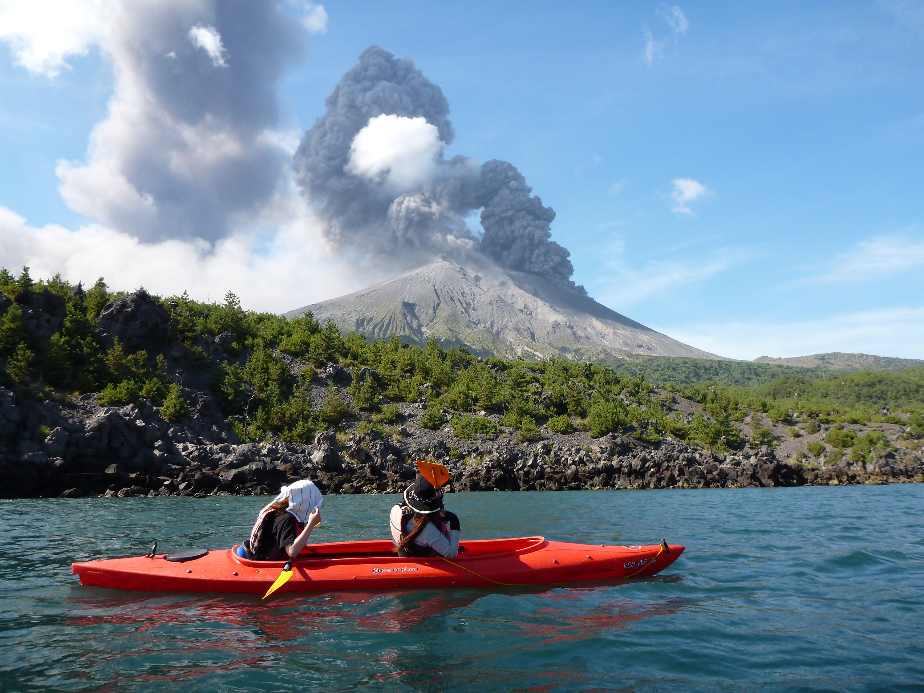 桜島・錦江湾を五感で楽しむ、「かごしまカヤックス」のシーカヤックツアー