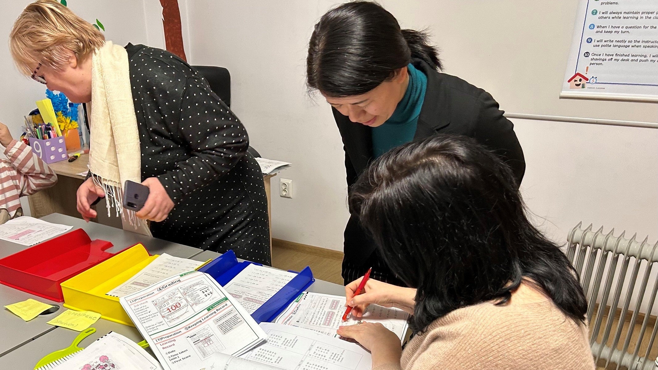 ▲　ルーマニアに避難している子どもたちに学習指導サポートを開始