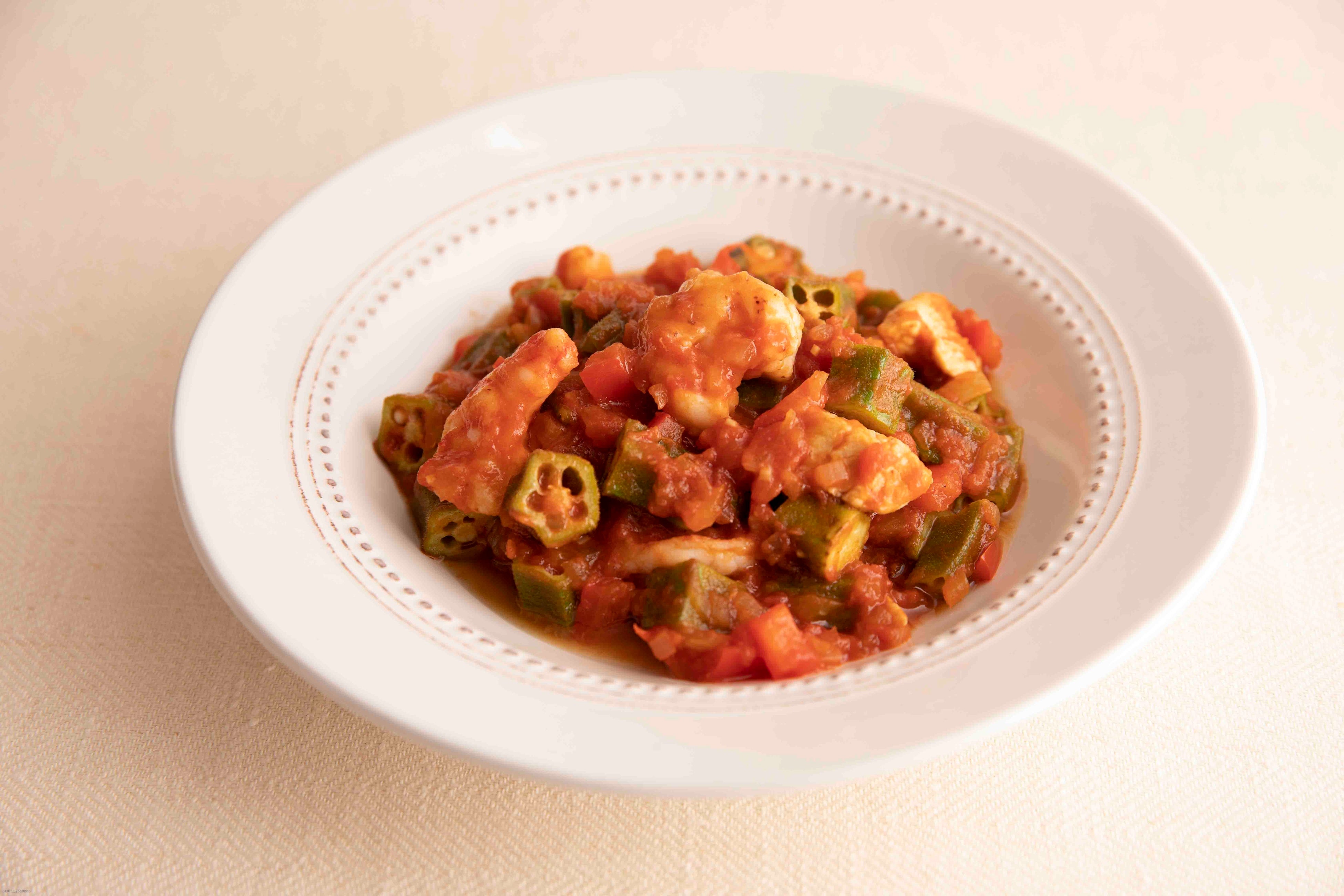 ▲「えびとオクラの疲労回復ガンボ」／冷えによる滞りを解消するえびに、疲労回復の基となるオクラ、肉体虚損を補う鶏肉、潤い力のあるトマトを組み合わせて元気を取り戻します。