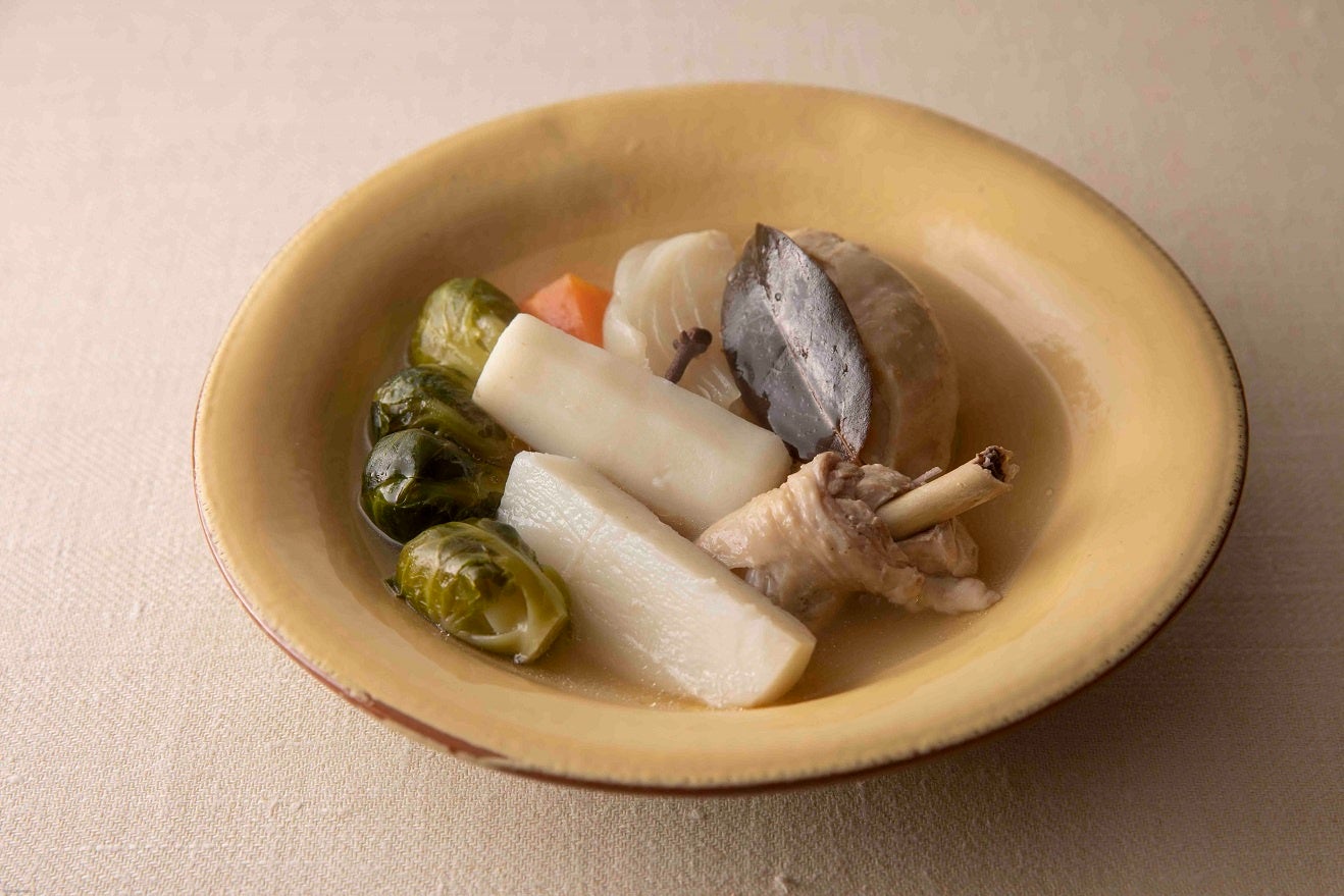 ▲「長いもと芽キャベツの強足腰ポトフ」／強壮食材としておなじみの山いも。骨付き肉をゆっくり煮出し、筋力をつける助けになる芽キャベツを合わせた下半身にうれしいポトフ。