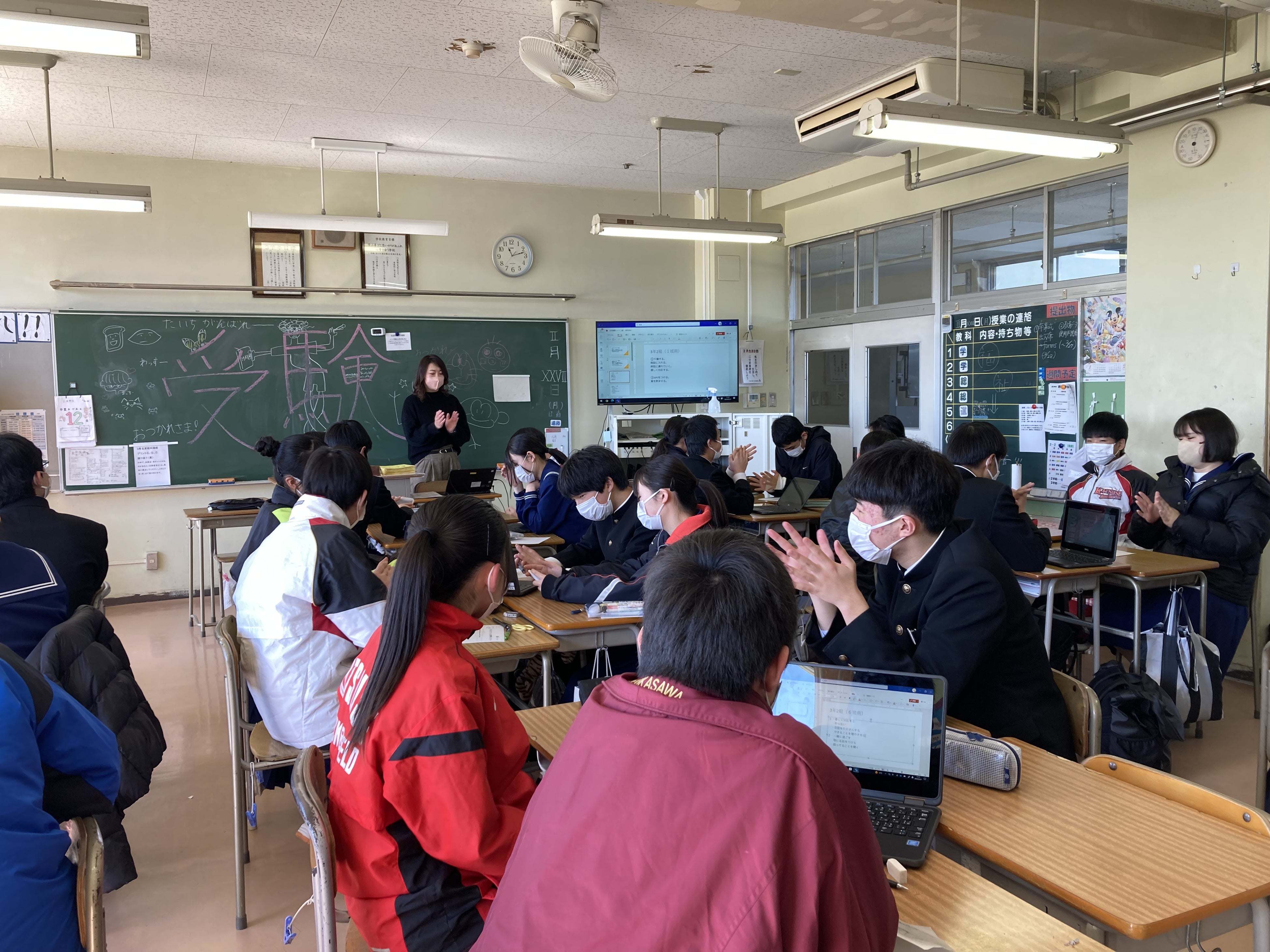 教室にてグループワークを実施