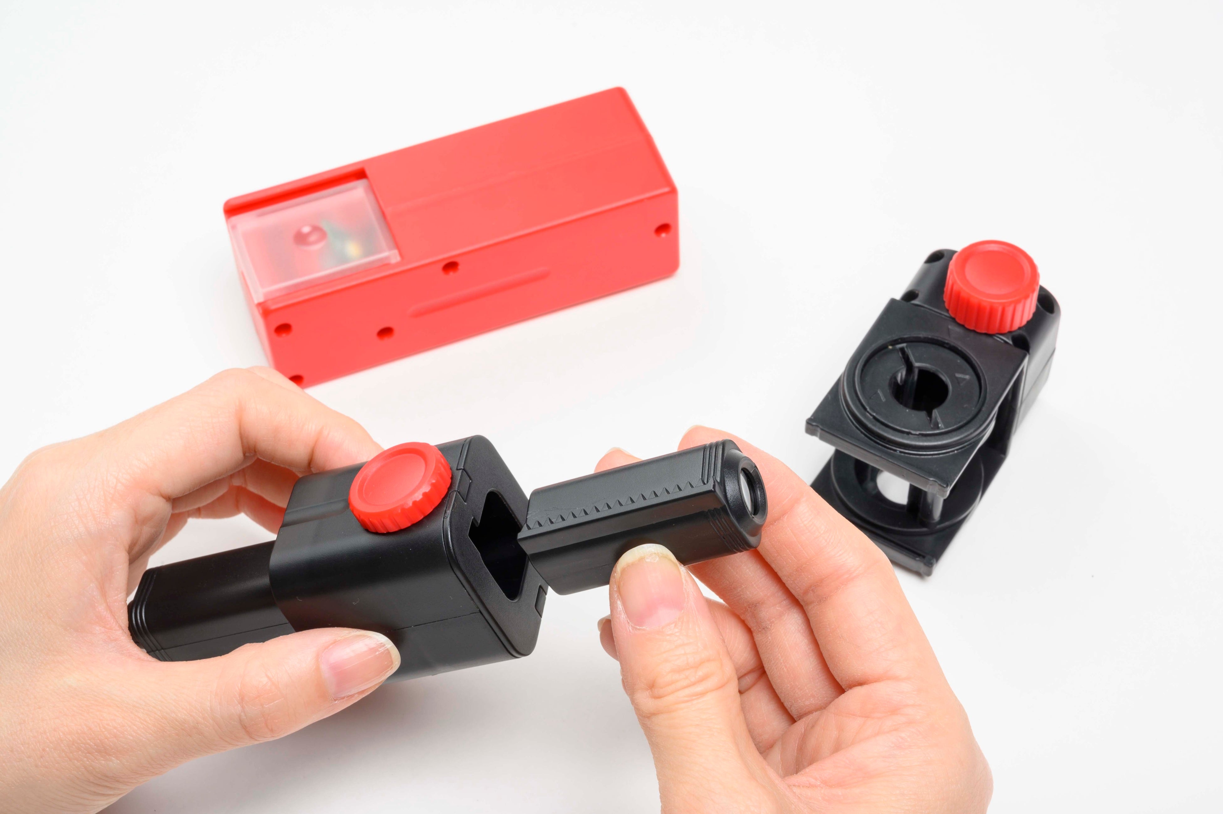 ▲顕微鏡本体の組立時間目安は10分。動画つきなのでわかりやすい！