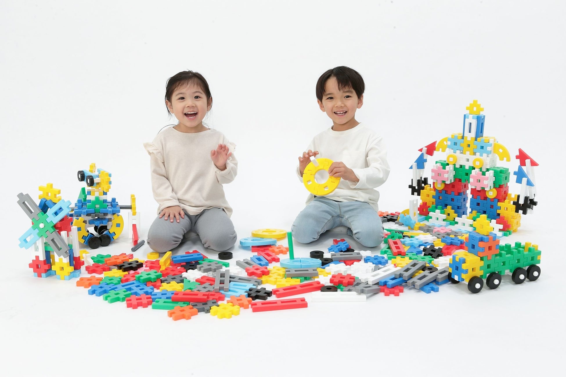 『Gakkenニューブロック』から、子どもの創造力を刺激するベーシックな3商品が登場!1.5才から小学生まで長く遊べる、柔らかくて大きなパーツが特徴。全国の玩具店や通販で販売中。 『Gakkenニューブロック』から、子どもの創造力を刺激するベーシックな3商品が登場!1.5才から小学生まで長く遊べる、柔らかくて大きなパーツが特徴。全国の玩具店や通販で販売中。