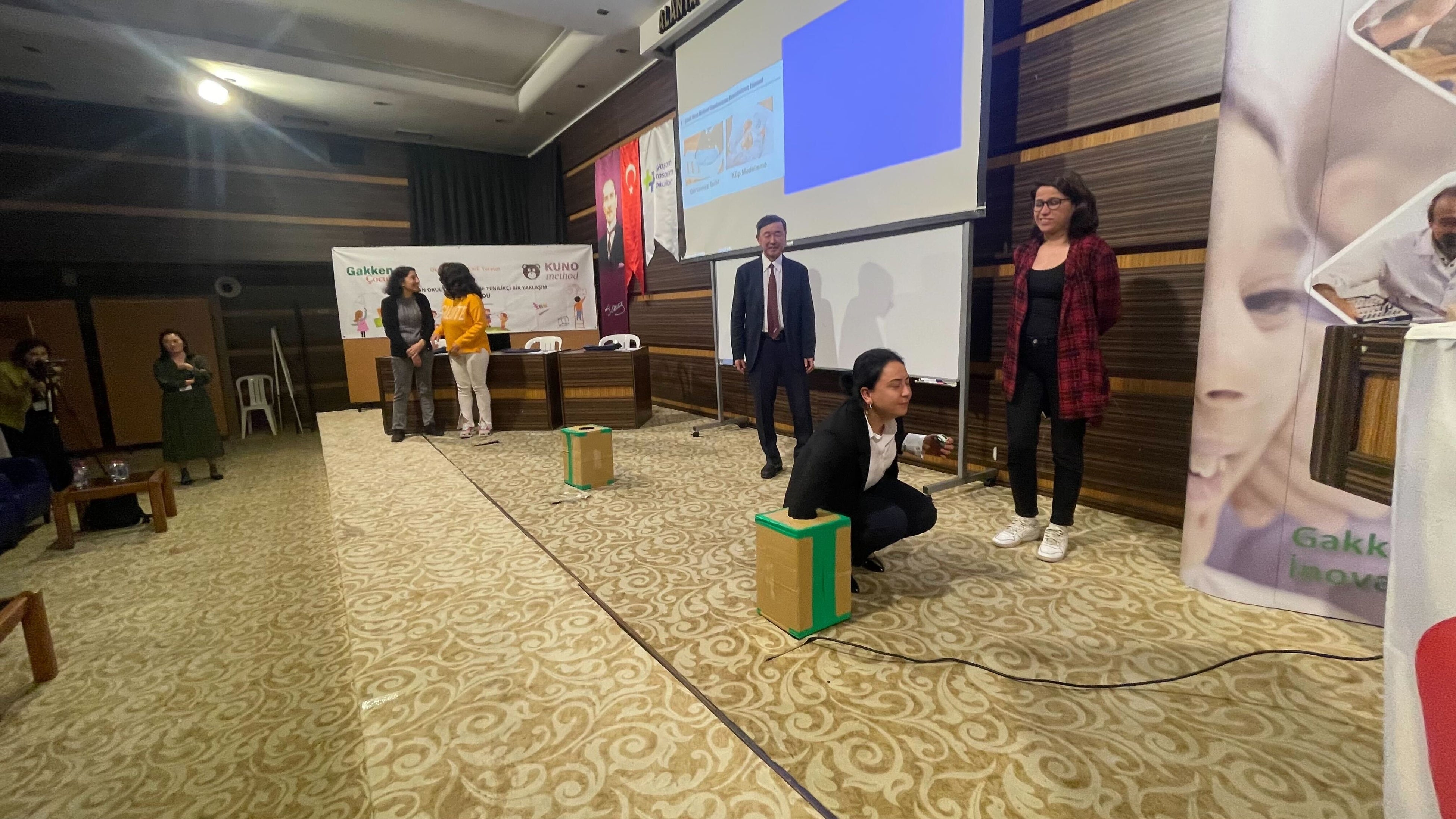 秘密袋をつかった立体物の形を識別する授業の体験