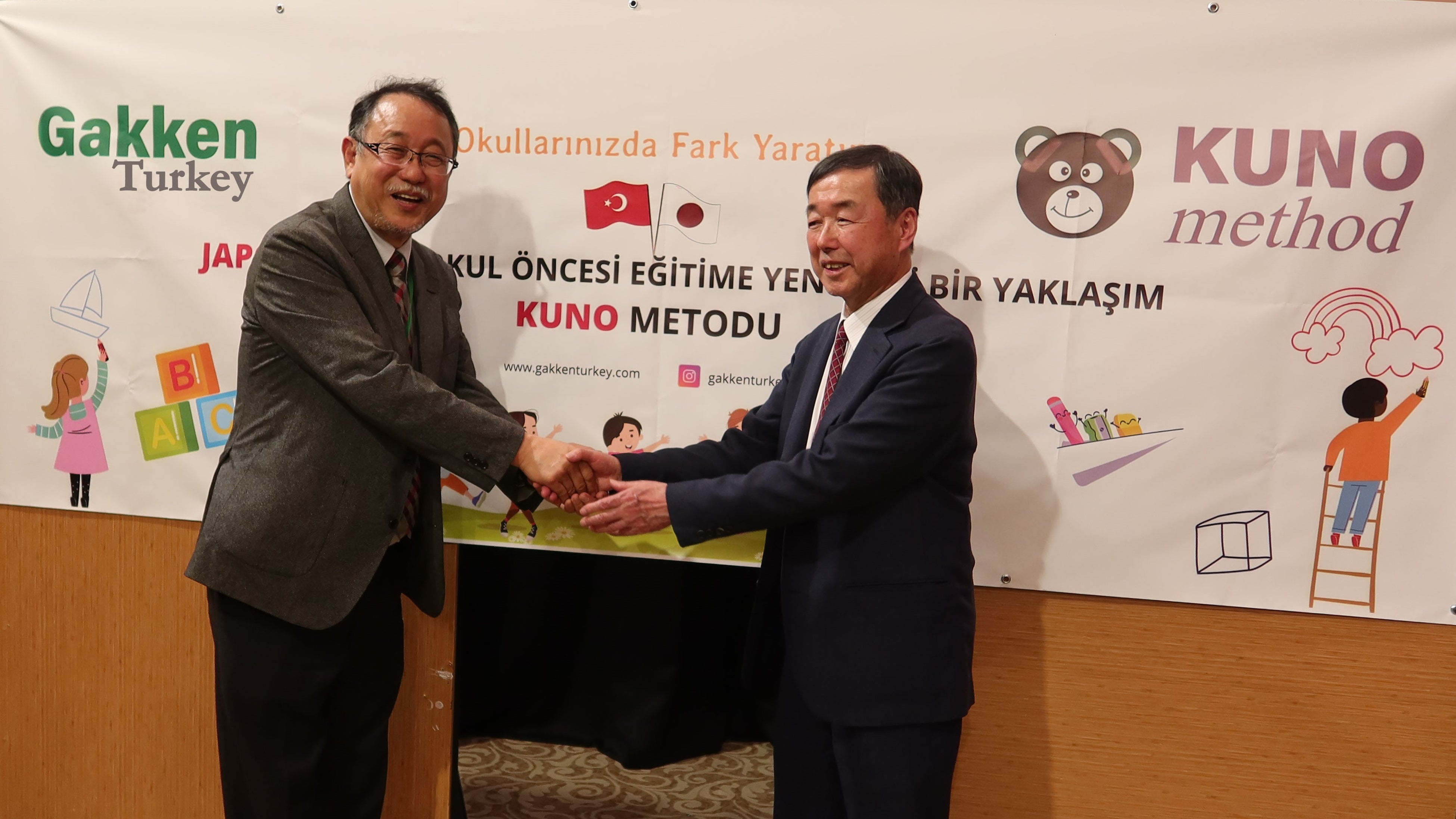 学研トルコの伊藤拓次郎社長（左）とこぐま会の久野泰可代表（右）