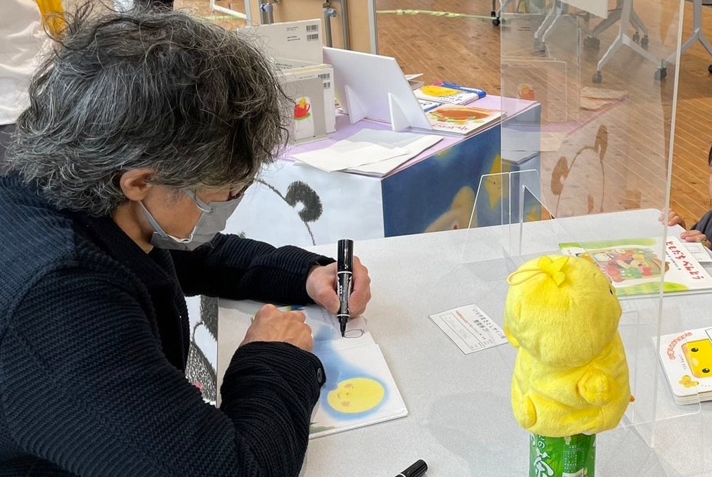 昨年11月の和歌山でのイベントにて。サインをするいりやまさとし先生