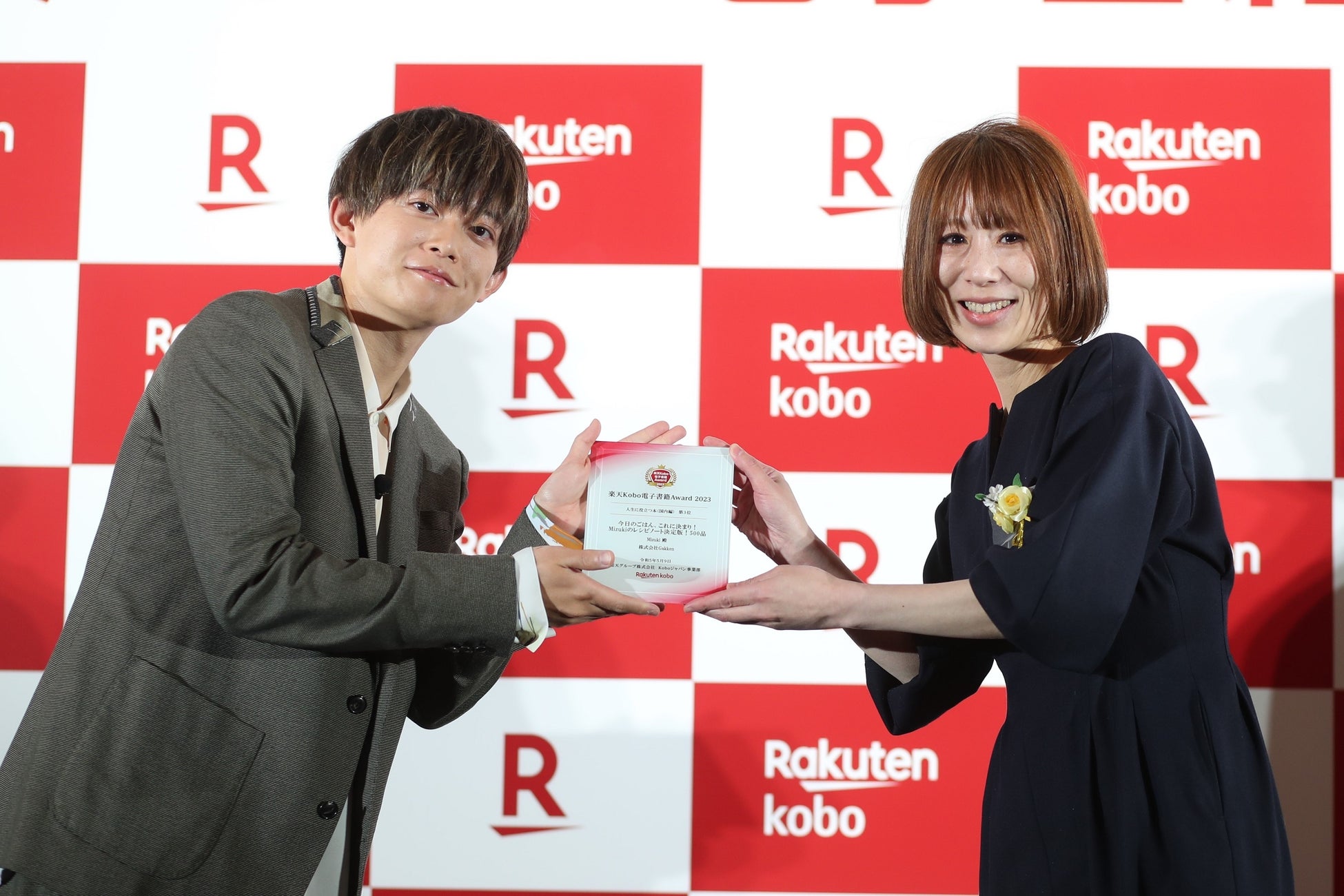 ▲ゲスト:松丸亮吾さんから盾を贈呈されるMizukiさん