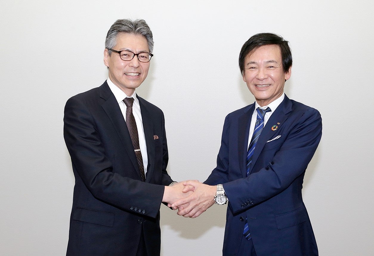 株式会社ポプラ社 千葉均社長(左)と株式会社学研ホールディングス 宮原博昭社長（右）