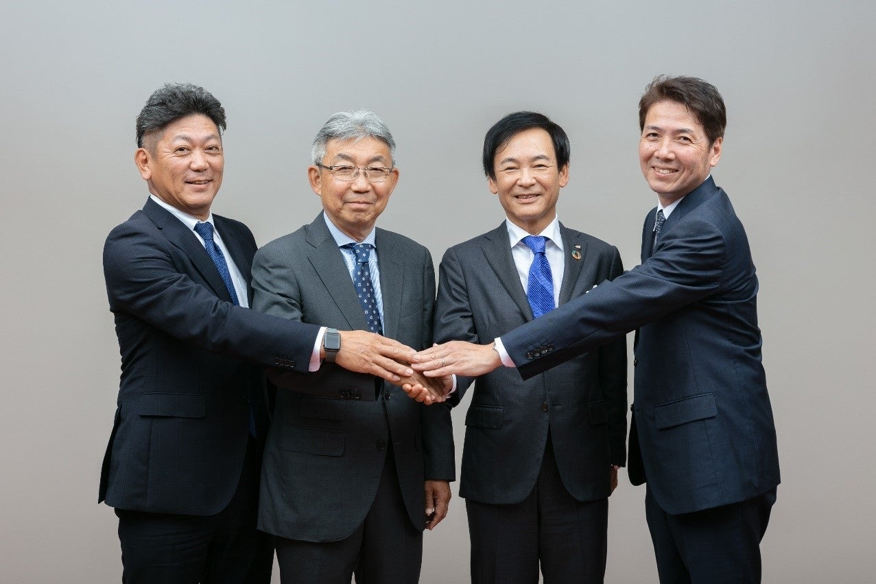 左から、日販 代表取締役社長 奥村 景二、日販GHD 代表取締役社長 吉川 英作、学研ホールディングス 代表取締役社長 宮原 博昭、学研ステイフル 代表取締役社長 福本 高宏