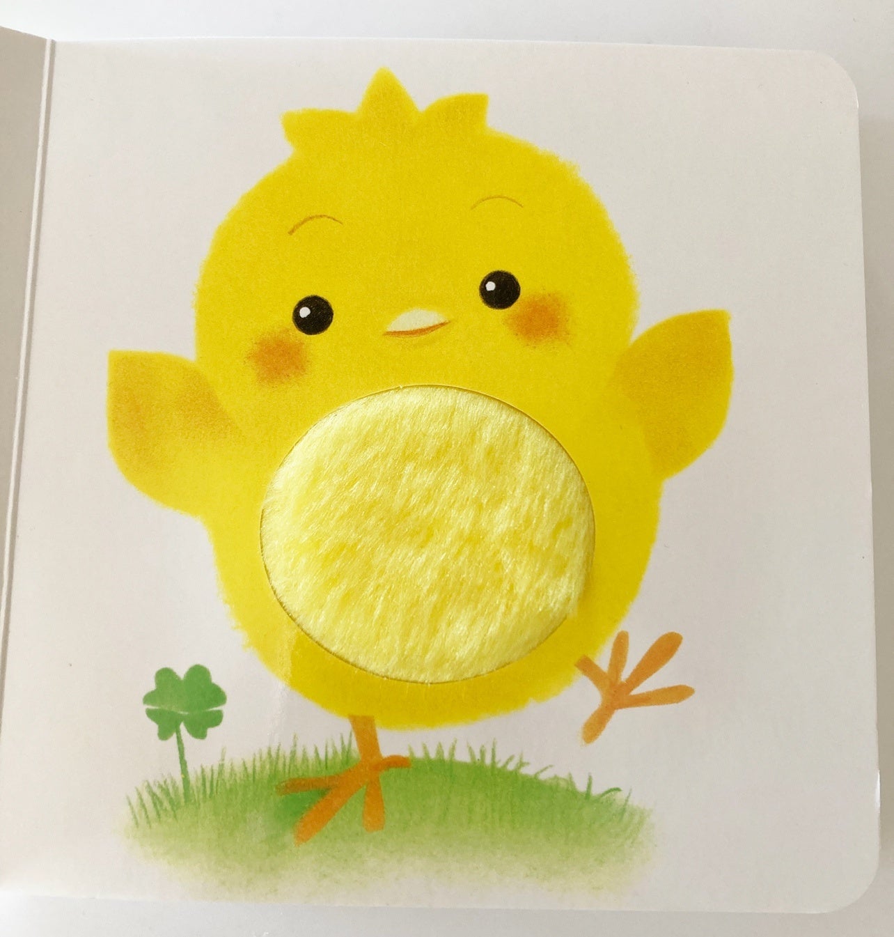 ▲『ふわふわ だあれ？』本文ページ。表紙のおしり側の振り返り顔のぴよちゃんをめくると、顔がはっきり見える正面のぴよちゃんが！