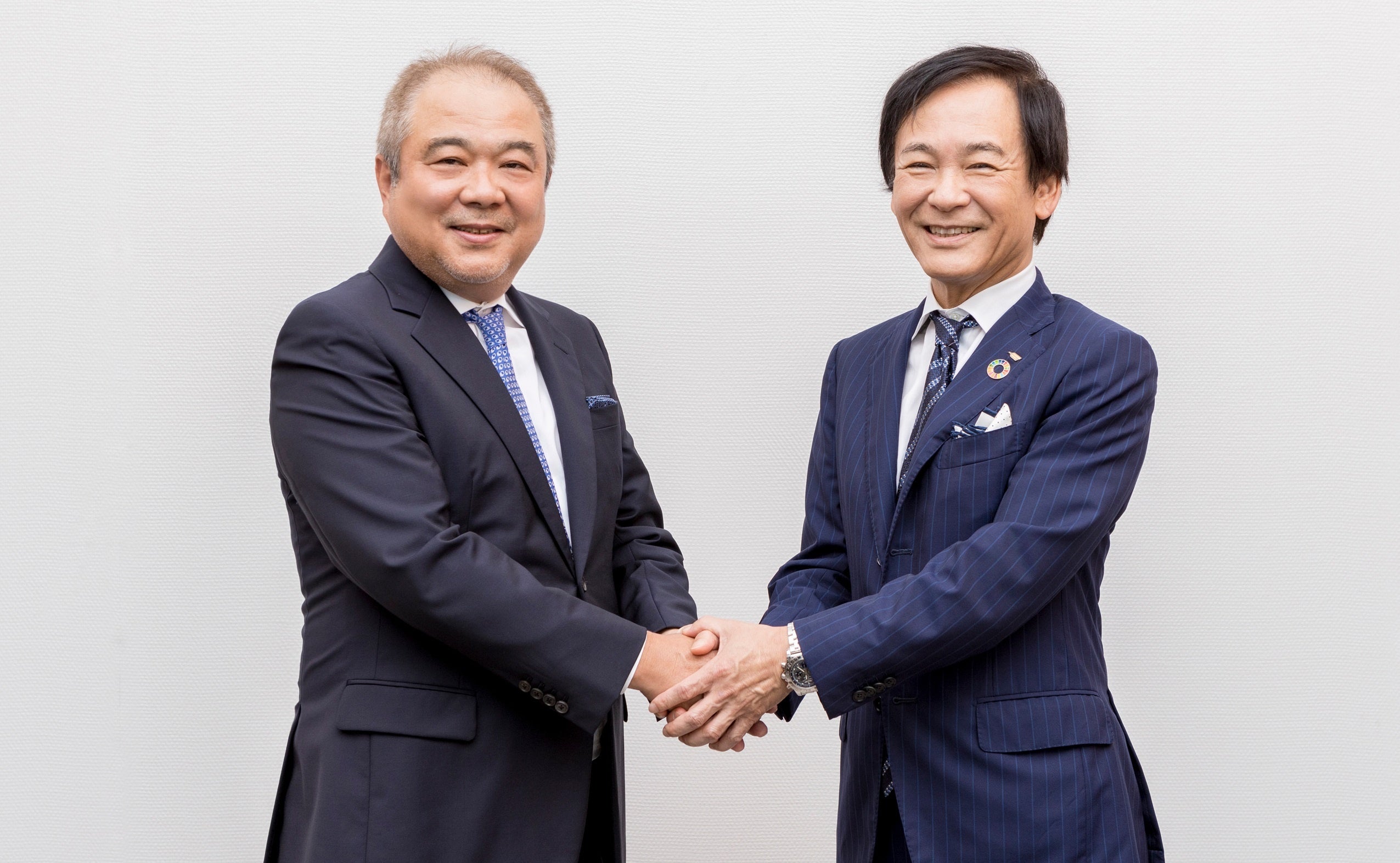 左：カルチュア・エンタテインメント　代表取締役社長執行役員　中西　一雄 　　右：学研ホールディングス　代表取締役社長　宮原　博昭