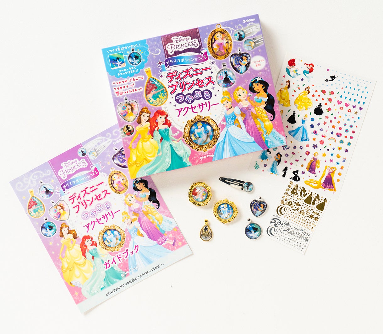 ▲作例がたくさん掲載されたガイドブックとシールやラメなどキラキラのアレンジパーツがボックスに入っています。 ©Disney