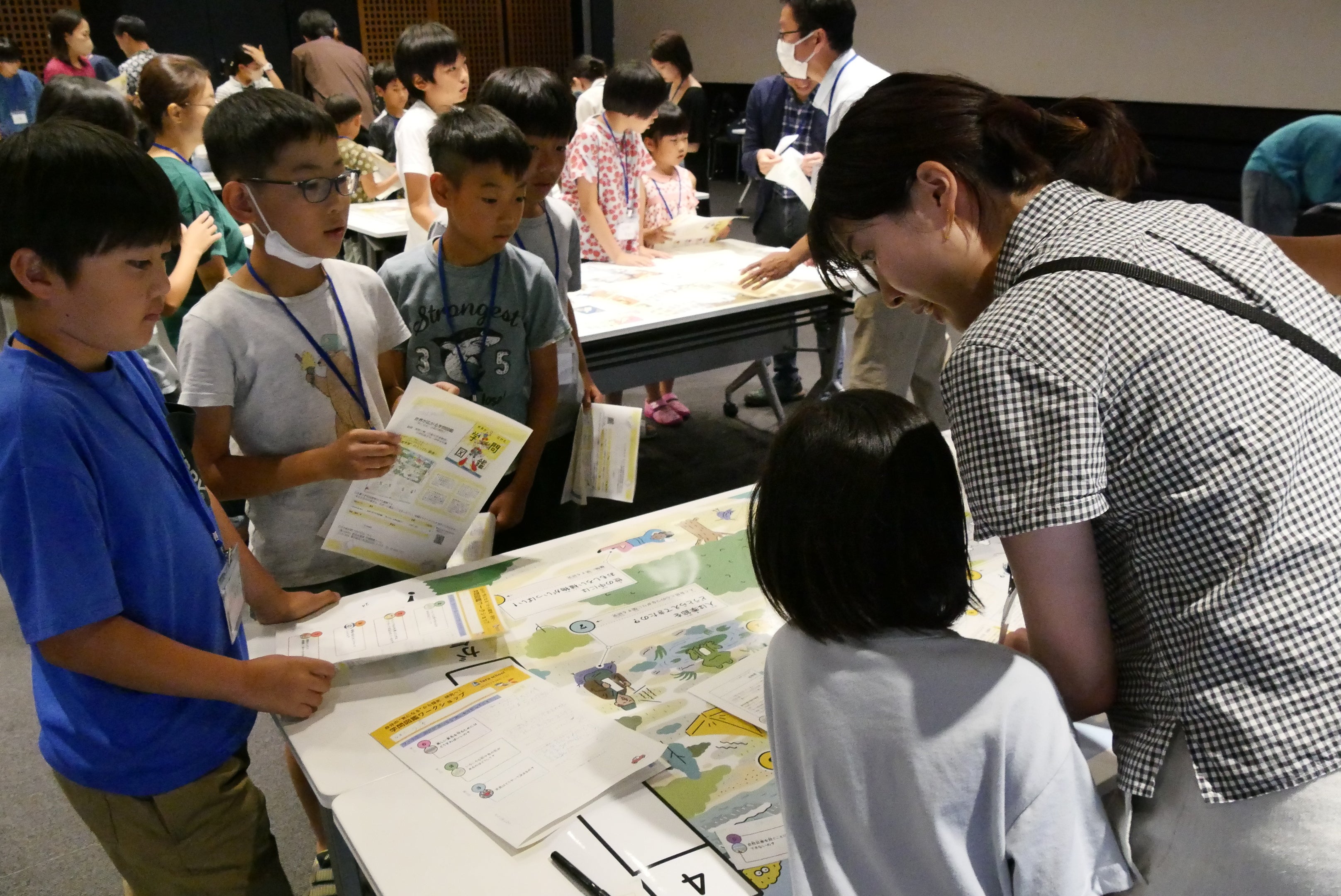 ▲自分の「問い」は、どんな学問につながっている？　「学問シール」を集めて、自分専用の学問図鑑をつくりました。