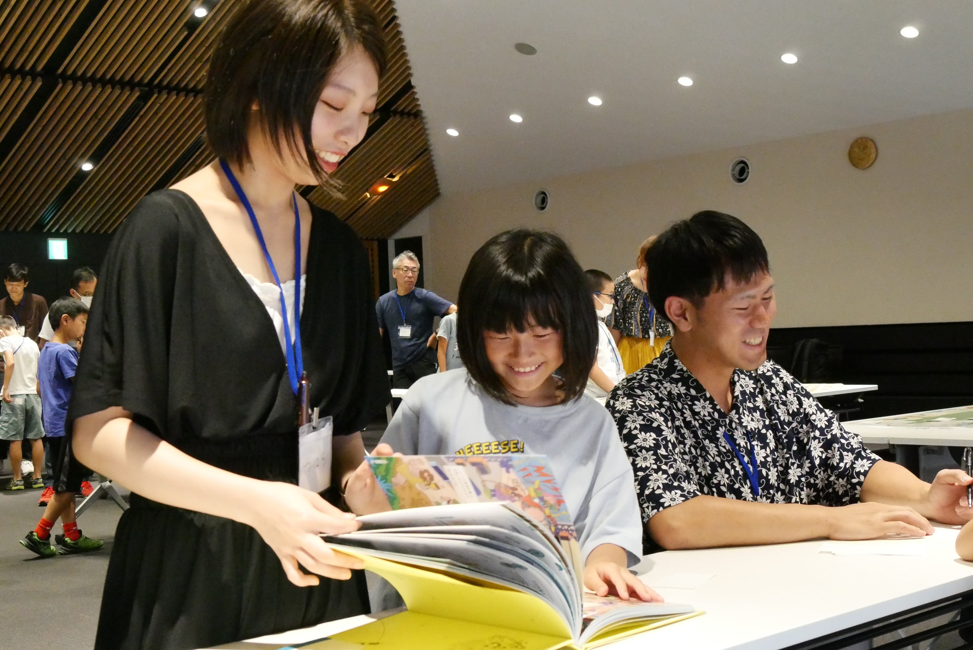 ▲「問い」を探すために『世界が広がる学問図鑑』をめくる参加者。