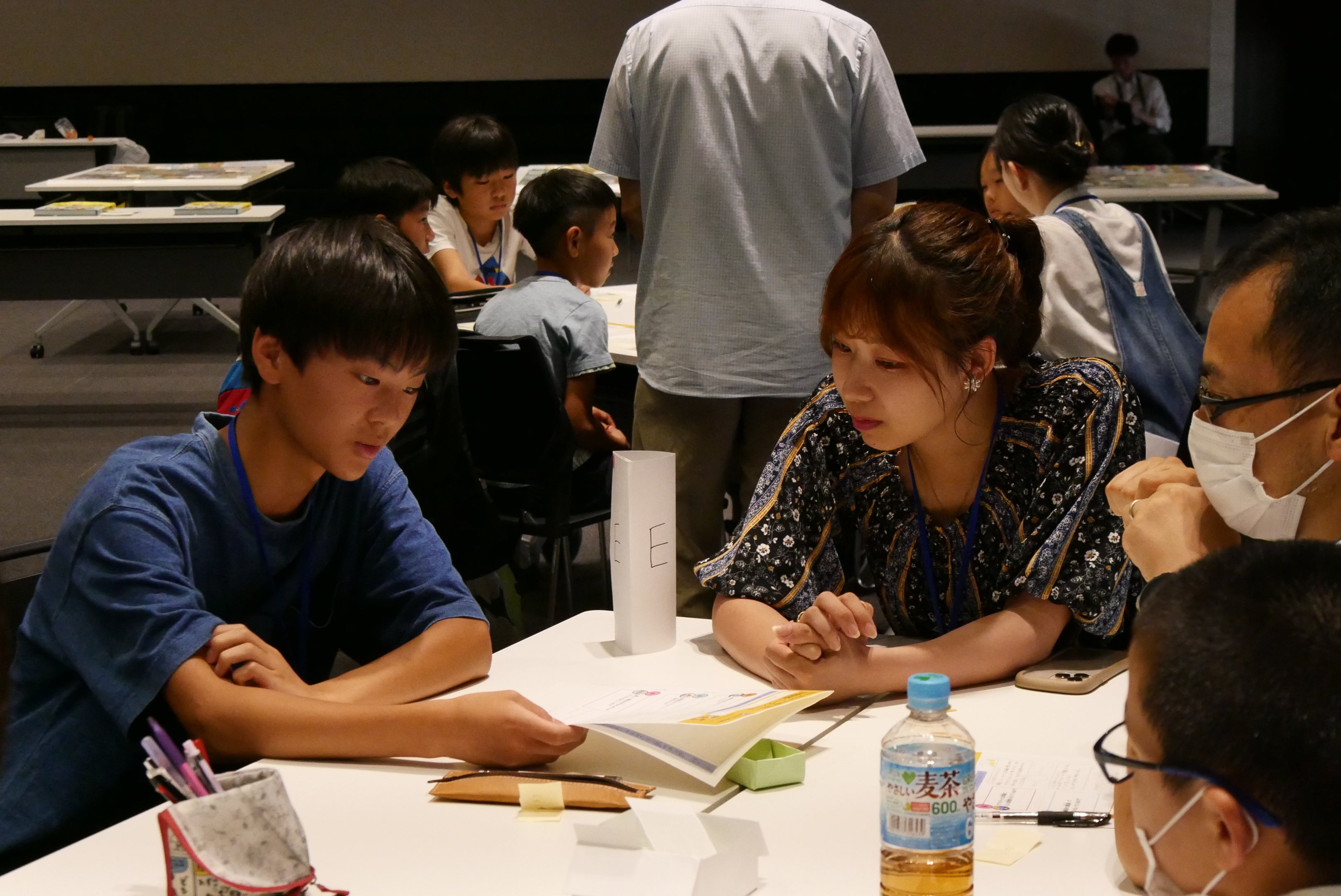 ▲「そもそも色って何？」という問いから大いに盛り上がったグループ。