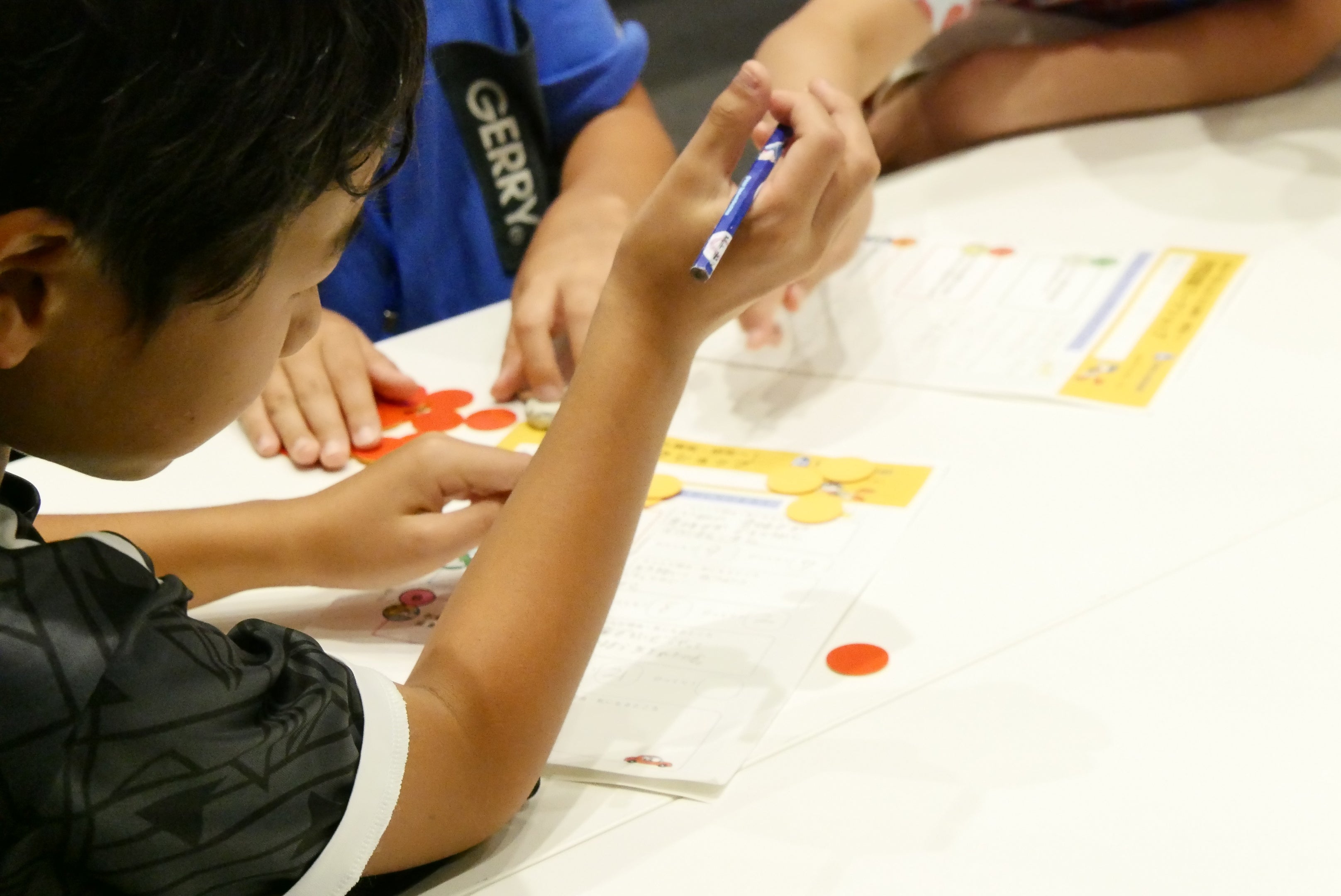 ▲聞き手は、コインを使って「私も！」「びっくり！」のリアクションをしました。