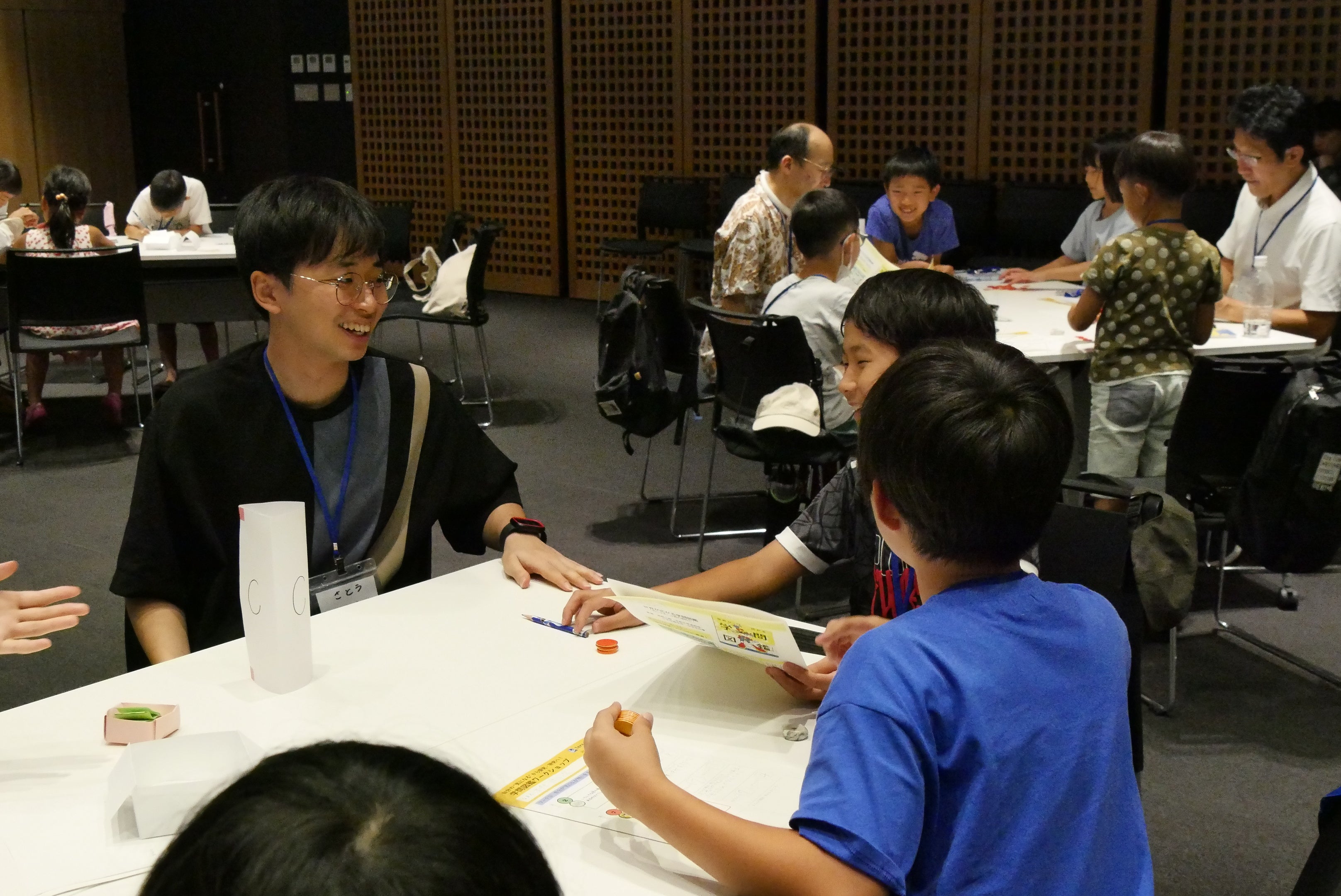 ▲自分が選んだ「問い」について、ほかの人と話そう！　どうしてその「問い」が気になったのか、順番に発表しました。